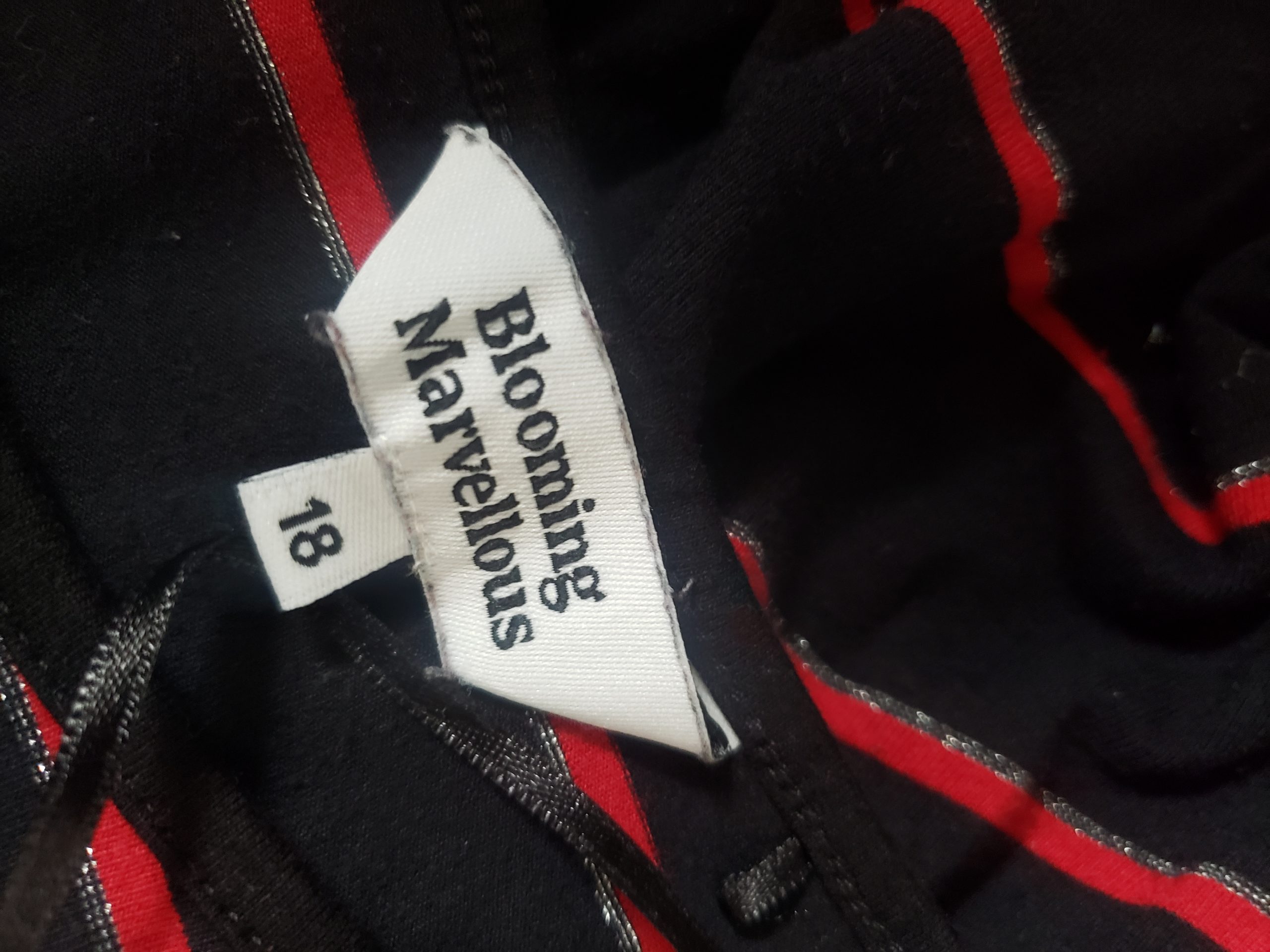 Елегантна чорна сукня в смужку з довгими рукавами - ідеальна для офісу та повсякденного носіння 4 Елегантна чорна сукня в смужку з довгими рукавами - ідеальна для офісу та повсякденного носіння - Зображення 4