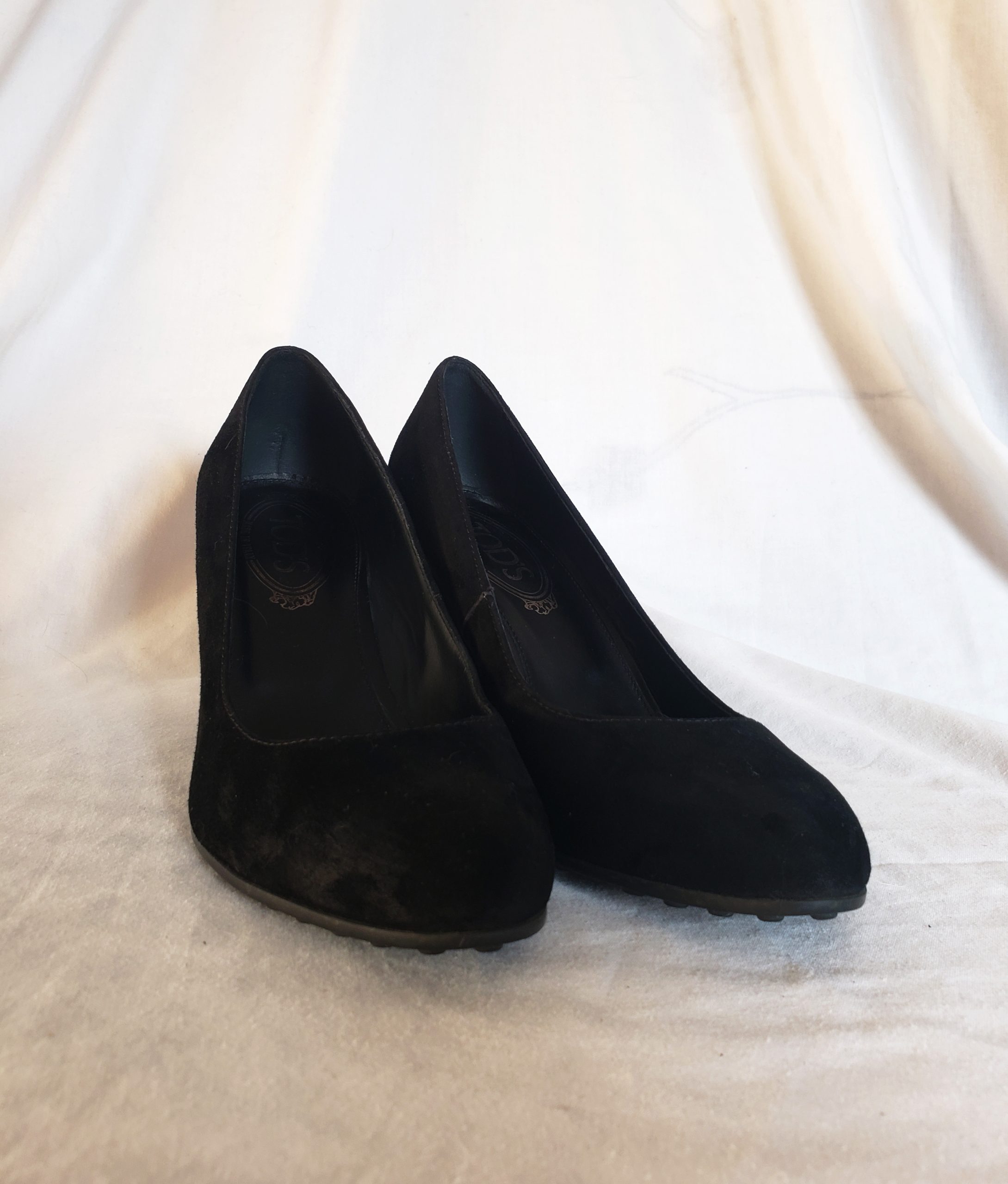 Стильні чорні замшеві туфлі TOD'S - елегантна класика для модних жінок 36 розмір 1 Стильні чорні замшеві туфлі TOD'S - елегантна класика для модних жінок 36 розмір