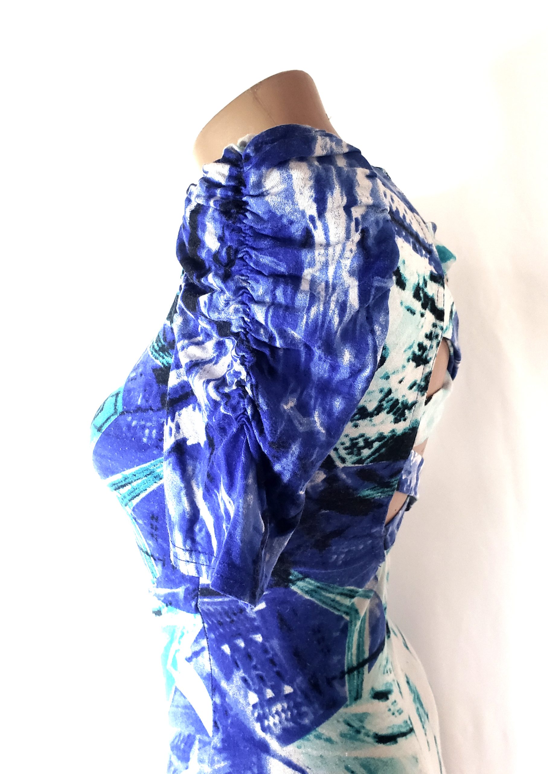 Стильна синя сукня з абстрактним принтом та відкритою спиною - елегантний вибір для модної жінки 3 Стильна синя сукня з абстрактним принтом та відкритою спиною - елегантний вибір для модної жінки - Зображення 3