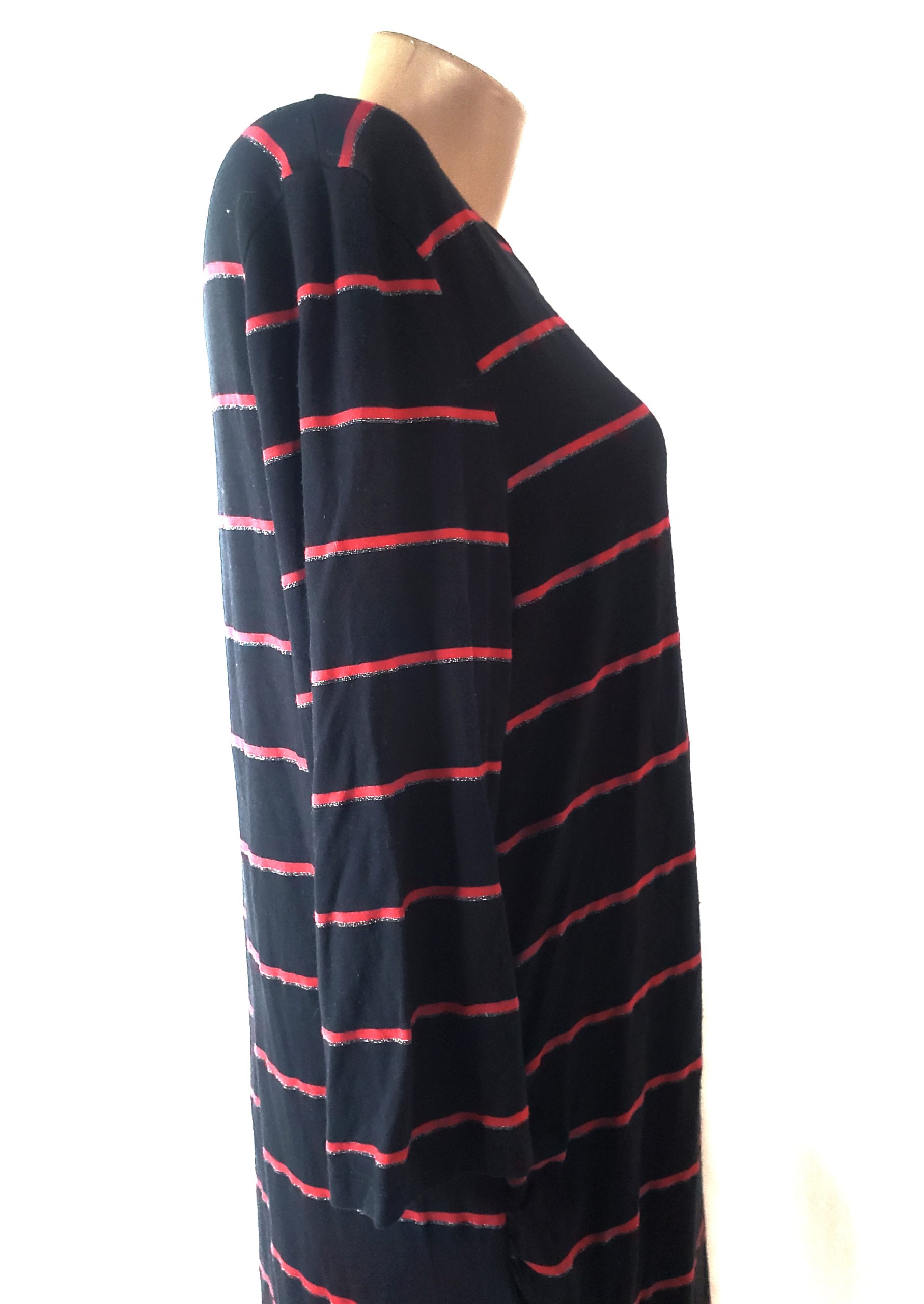 Елегантна чорна сукня в смужку з довгими рукавами - ідеальна для офісу та повсякденного носіння 2 Елегантна чорна сукня в смужку з довгими рукавами - ідеальна для офісу та повсякденного носіння - Зображення 2