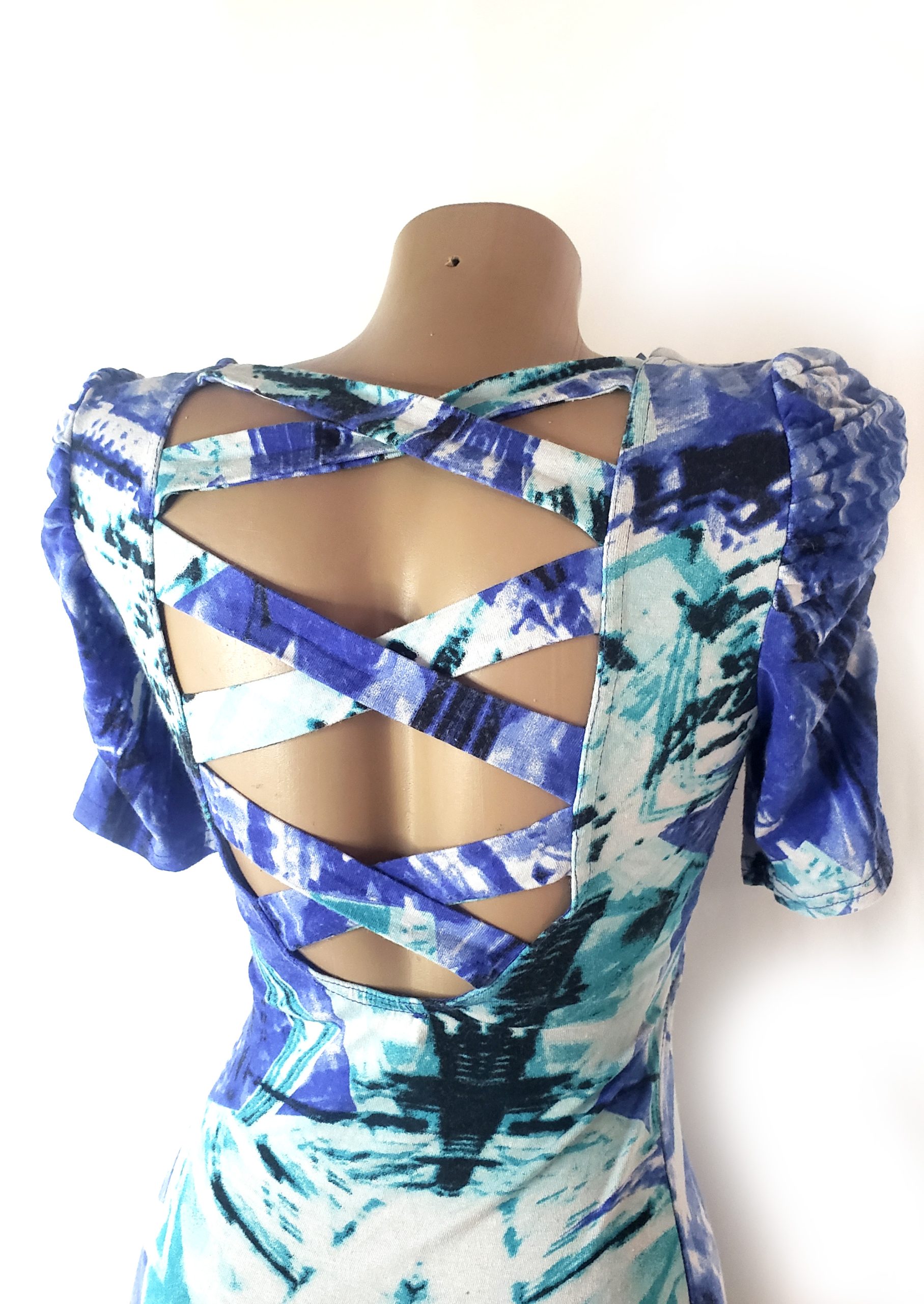 Стильна синя сукня з абстрактним принтом та відкритою спиною - елегантний вибір для модної жінки 6 Стильна синя сукня з абстрактним принтом та відкритою спиною - елегантний вибір для модної жінки - Зображення 6