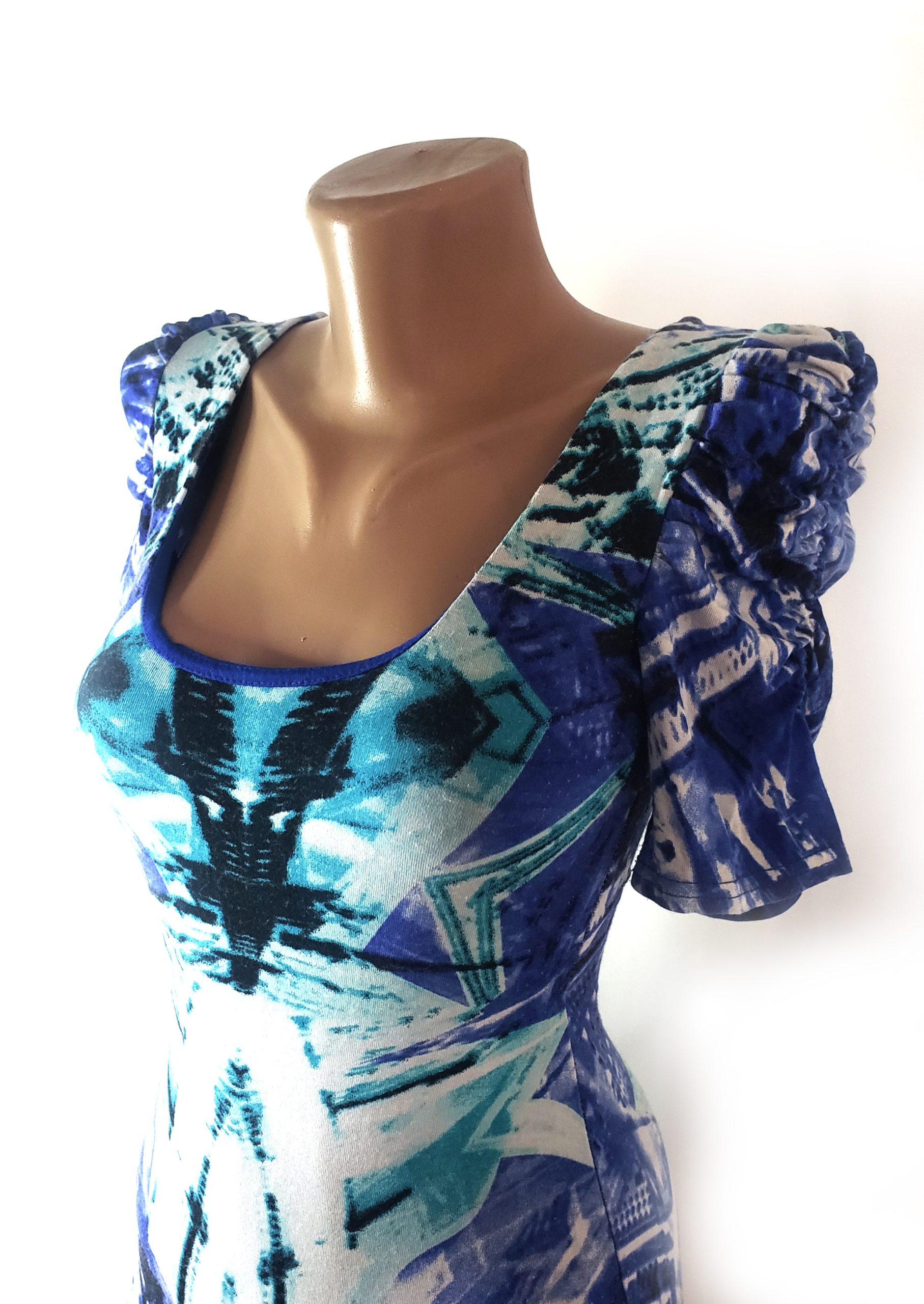 Стильна синя сукня з абстрактним принтом та відкритою спиною - елегантний вибір для модної жінки 7 Стильна синя сукня з абстрактним принтом та відкритою спиною - елегантний вибір для модної жінки - Зображення 7