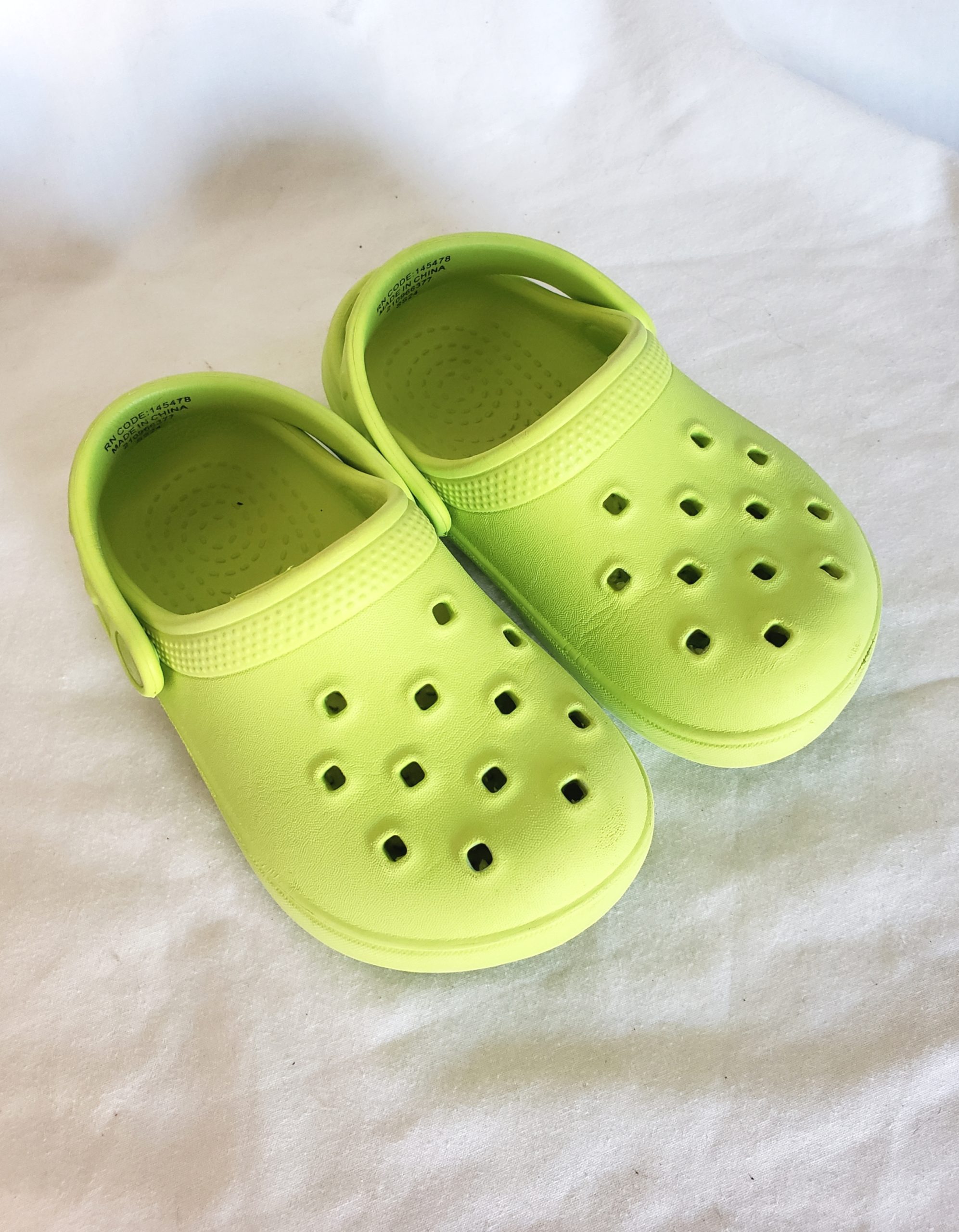 Стильні зелені дитячі сабо - модне літнє взуття розмір 24, елегантний дизайн 1 Стильні зелені дитячі сабо - модне літнє взуття розмір 24, елегантний дизайн