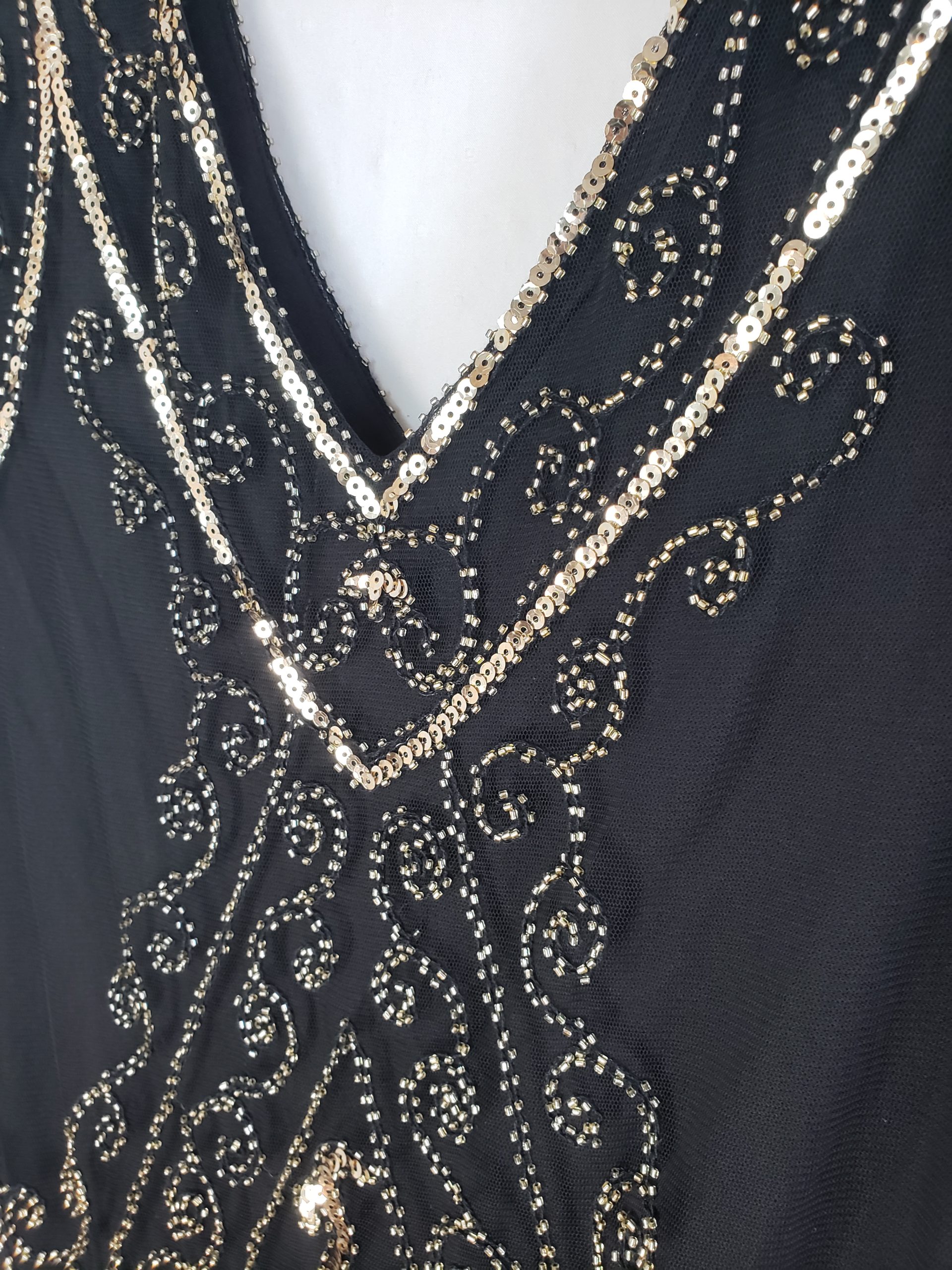 Стильна чорна сукня з вишивкою та бахромою - елегантний винтажний образ у стилі Гетсбі 11 Стильна чорна сукня з вишивкою та бахромою - елегантний винтажний образ у стилі Гетсбі - Зображення 11