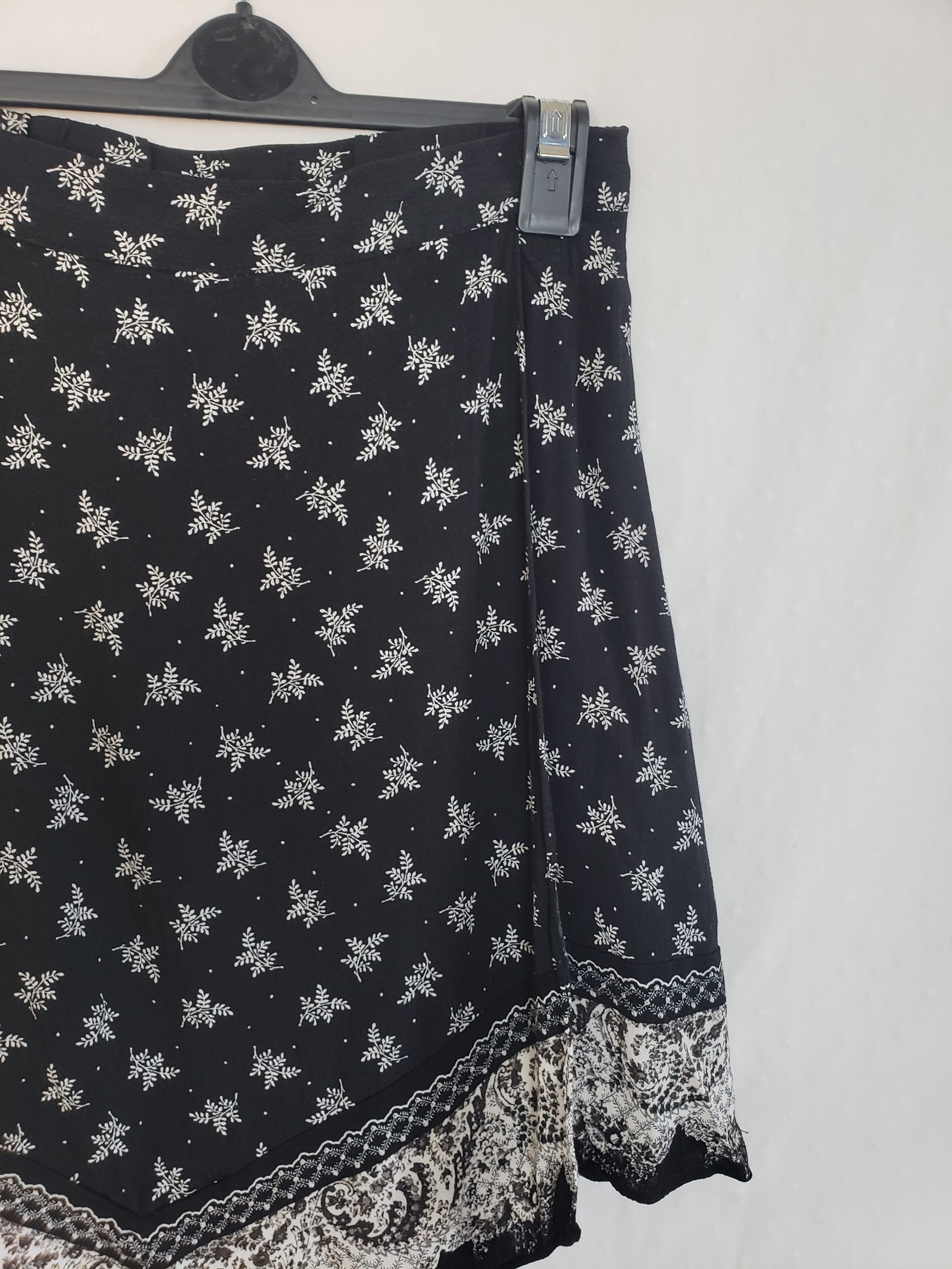 Стильна чорна спідниця з принтом - елегантний тренд для модного образу 7 Стильна чорна спідниця з принтом - елегантний тренд для модного образу - Зображення 7