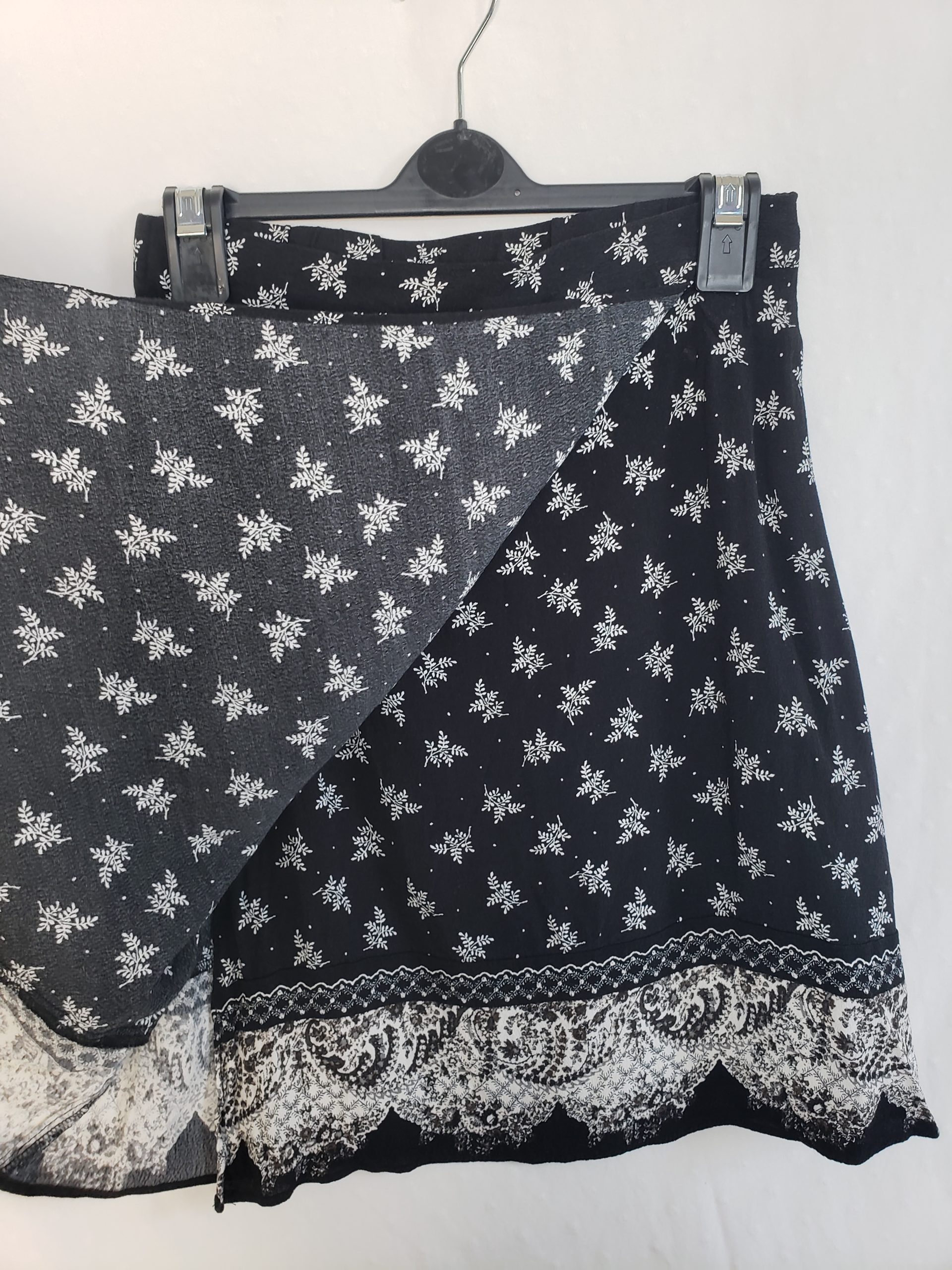 Стильна чорна спідниця з принтом - елегантний тренд для модного образу 6 Стильна чорна спідниця з принтом - елегантний тренд для модного образу - Зображення 6