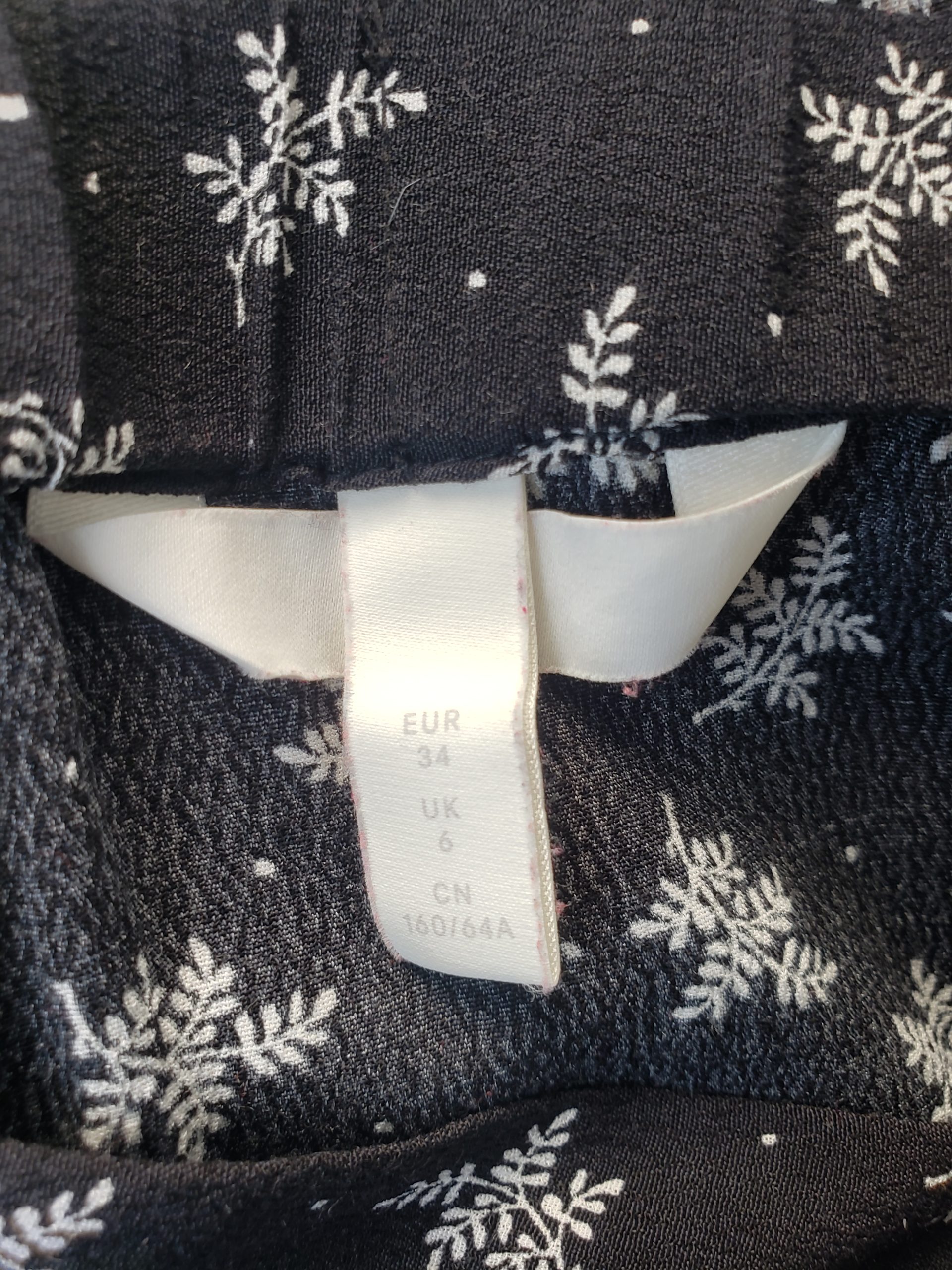 Стильна чорна спідниця з принтом - елегантний тренд для модного образу 4 Стильна чорна спідниця з принтом - елегантний тренд для модного образу - Зображення 4