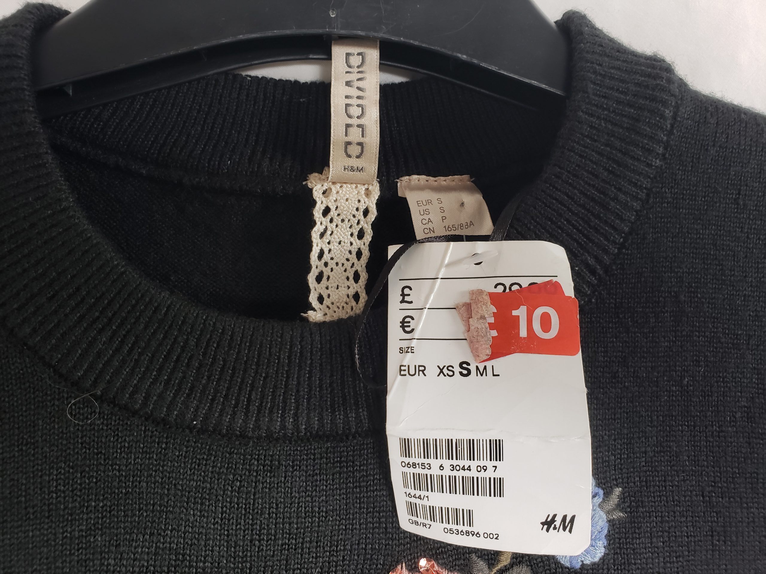 Стильний чорний светр з елегантною вишивкою троянд - модний акцент для сучасної жінки 9 Стильний чорний светр з елегантною вишивкою троянд - модний акцент для сучасної жінки - Зображення 9