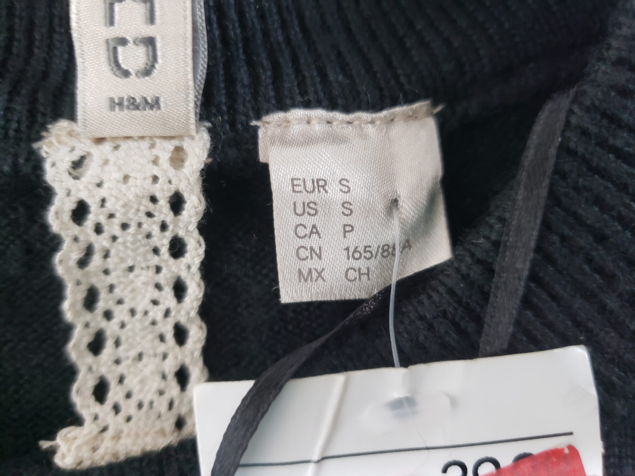 Стильний чорний светр з елегантною вишивкою троянд - модний акцент для сучасної жінки 8 Стильний чорний светр з елегантною вишивкою троянд - модний акцент для сучасної жінки - Зображення 8