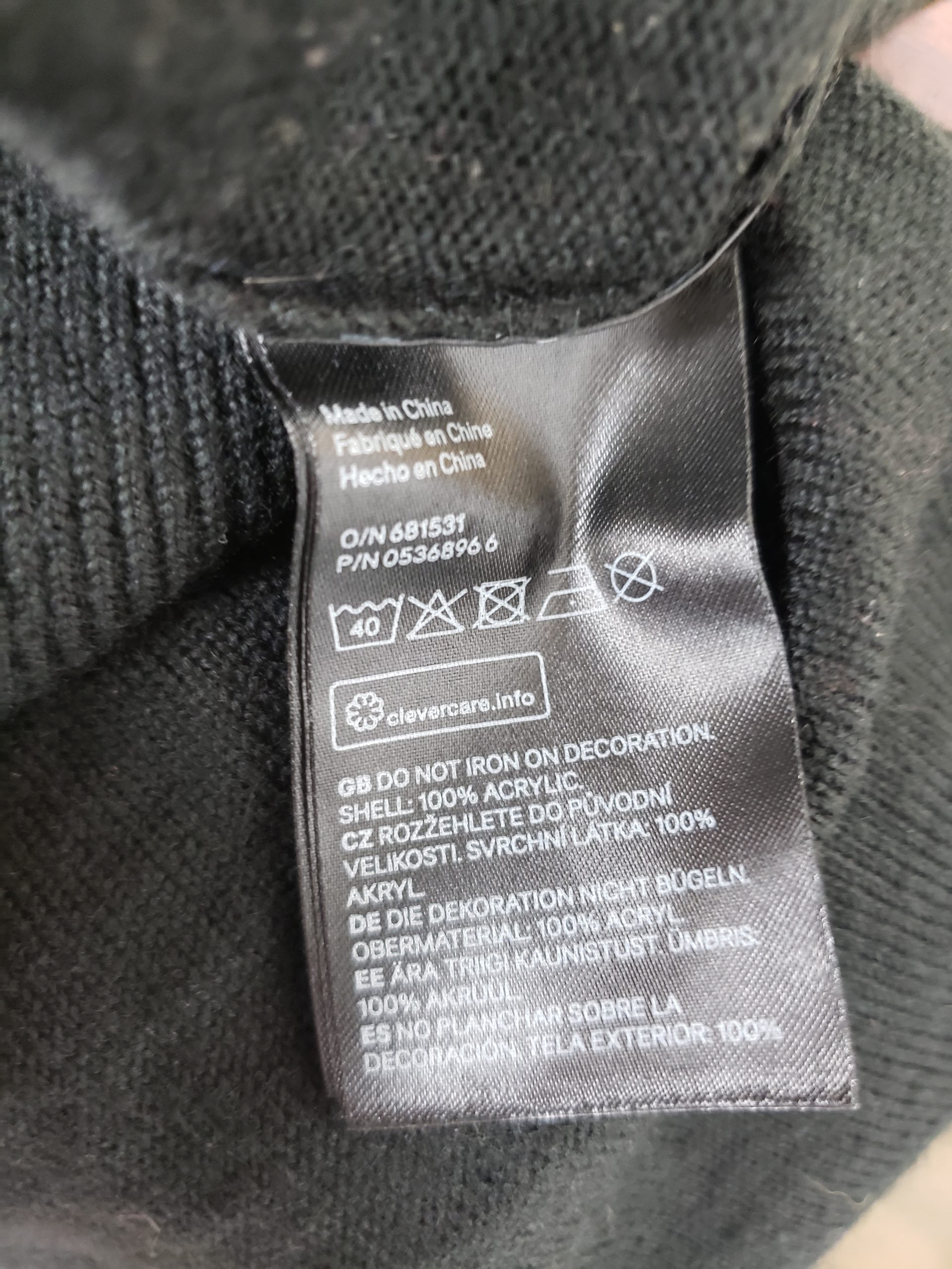 Стильний чорний светр з елегантною вишивкою троянд - модний акцент для сучасної жінки 7 Стильний чорний светр з елегантною вишивкою троянд - модний акцент для сучасної жінки - Зображення 7