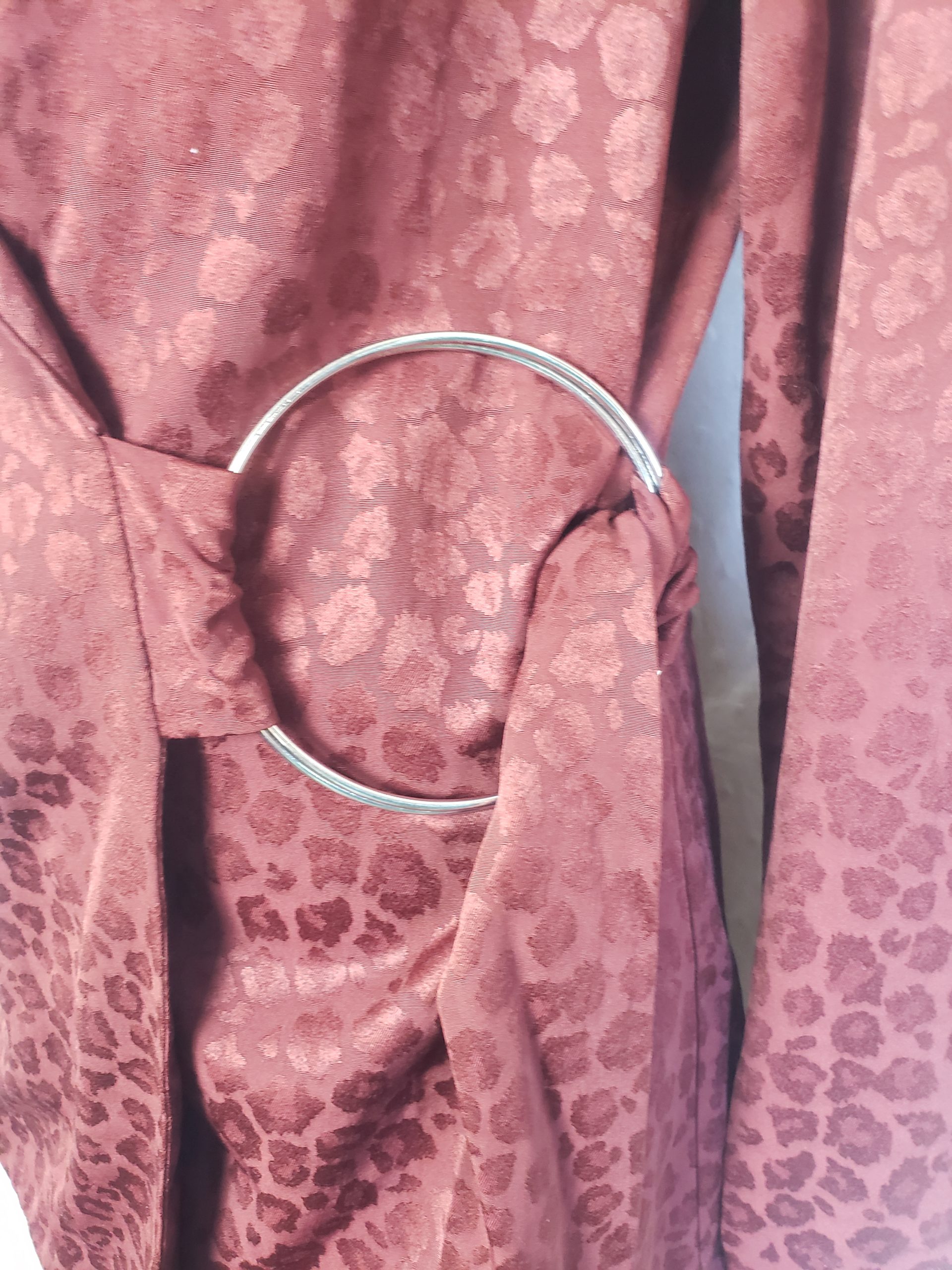 Стильний бордовий кардиган з принтом - елегантна віскозна накидка для модного образу 9 Стильний бордовий кардиган з принтом - елегантна віскозна накидка для модного образу - Зображення 9