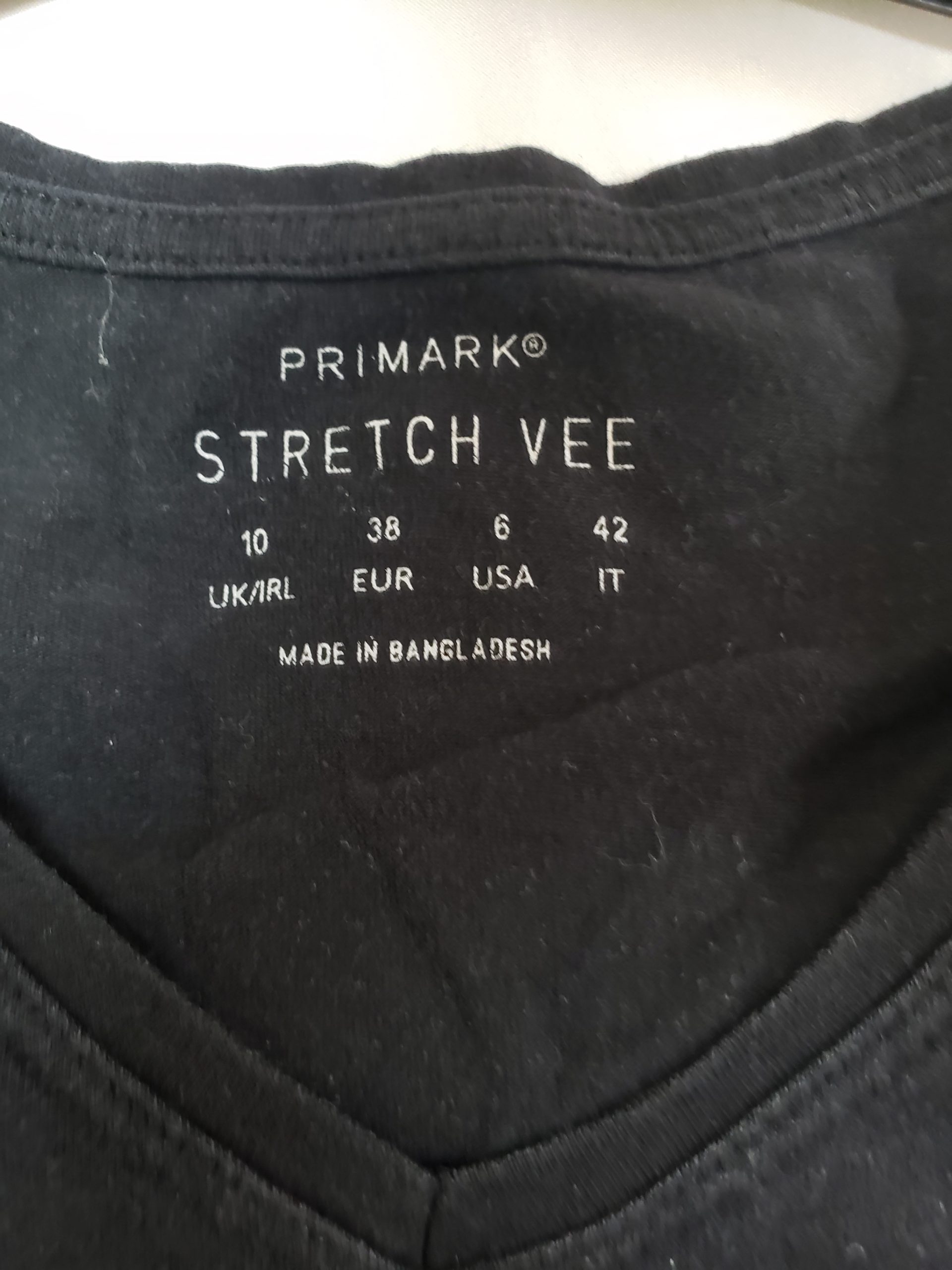 Стильна чорна футболка з V-вирізом - елегантний базовий гардероб від Primark 5 Стильна чорна футболка з V-вирізом - елегантний базовий гардероб від Primark - Зображення 5