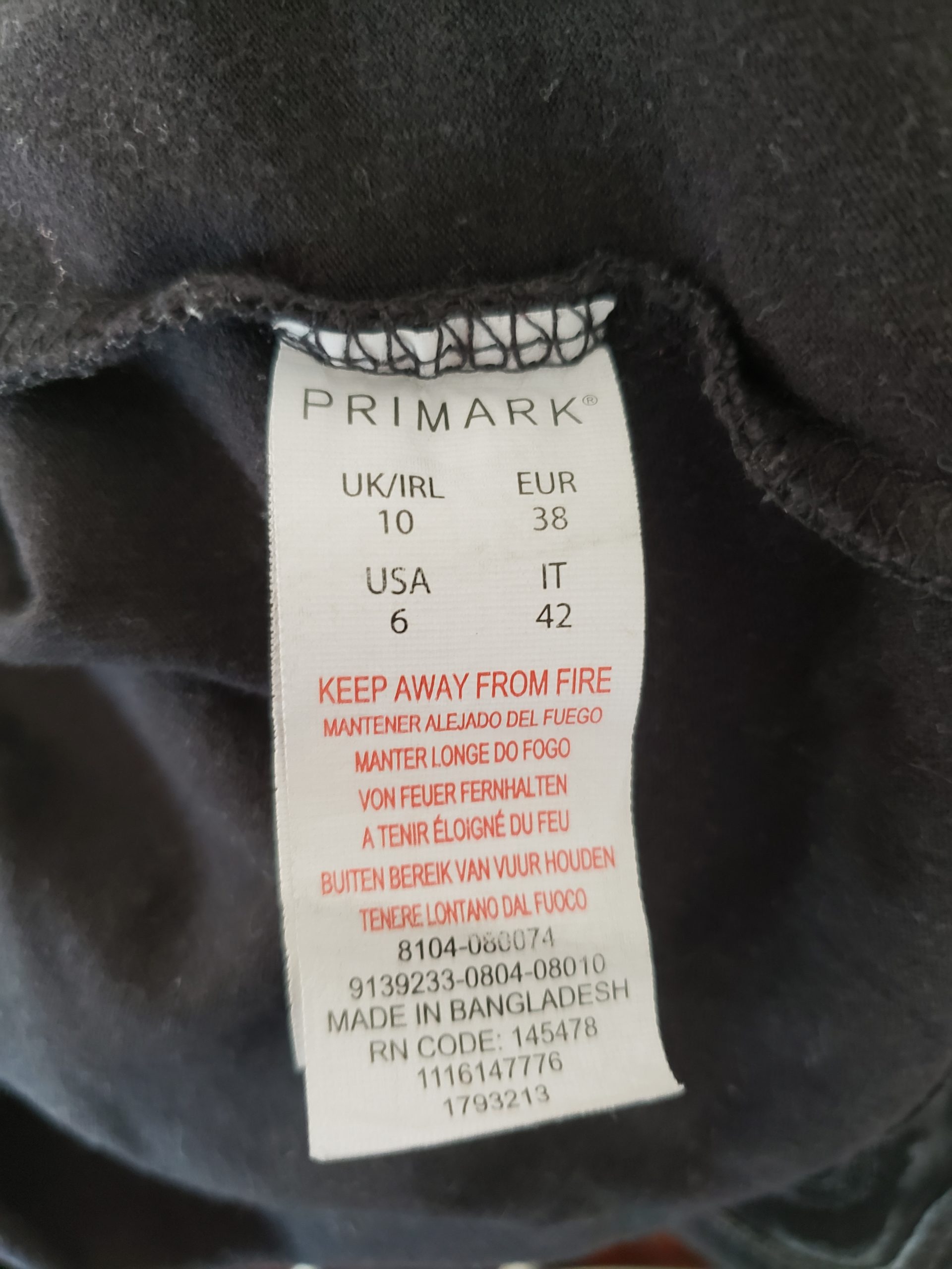 Стильна чорна футболка з V-вирізом - елегантний базовий гардероб від Primark 4 Стильна чорна футболка з V-вирізом - елегантний базовий гардероб від Primark - Зображення 4