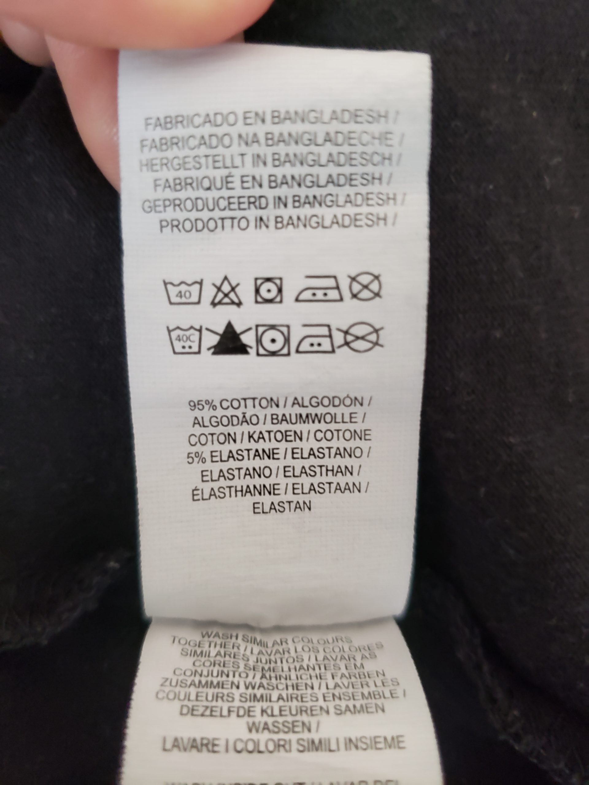 Стильна чорна футболка з V-вирізом - елегантний базовий гардероб від Primark 3 Стильна чорна футболка з V-вирізом - елегантний базовий гардероб від Primark - Зображення 3