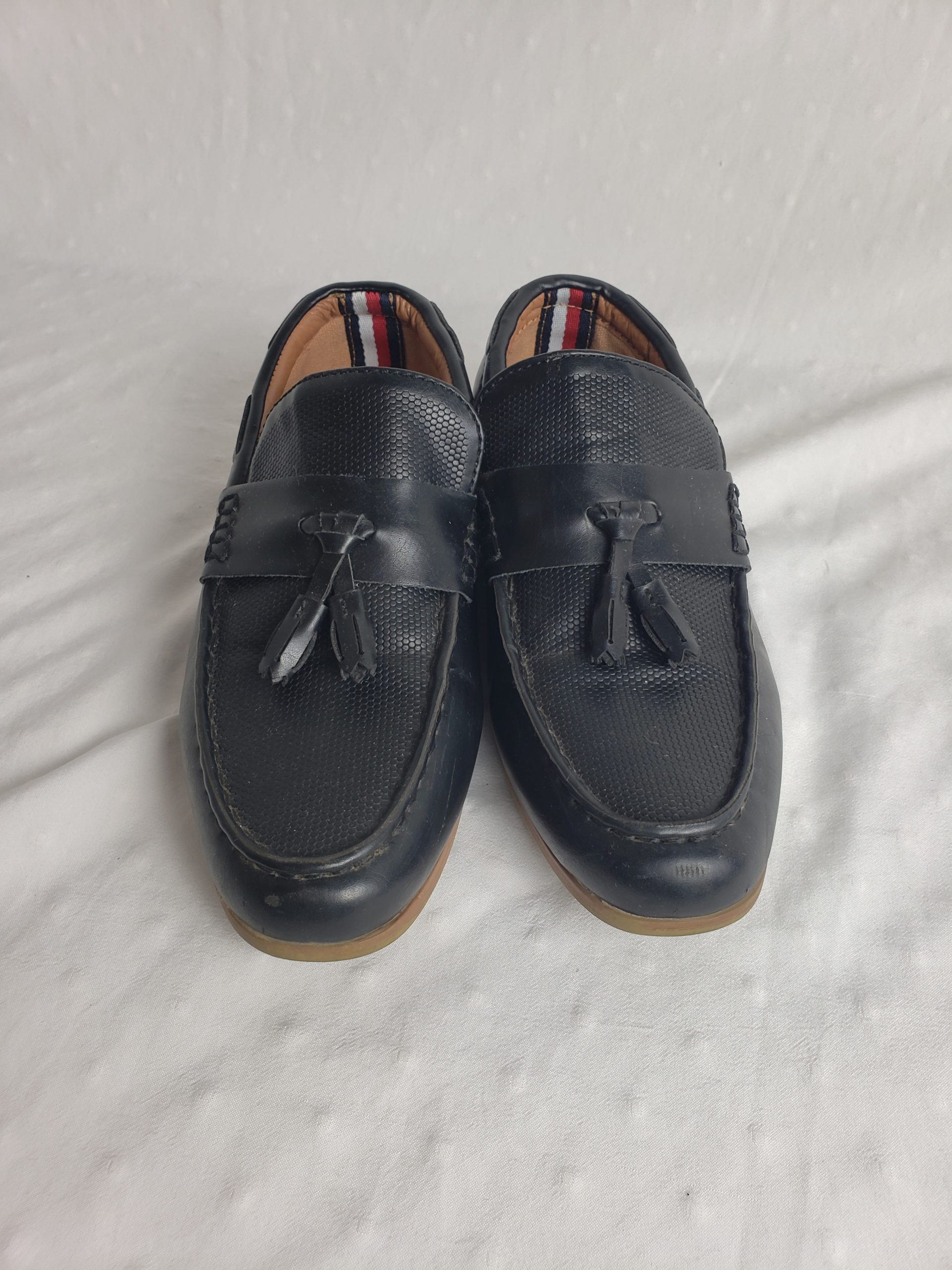 Стильні чорні лофери з китицями - елегантне взуття для модного осіннього образу 8 Стильні чорні лофери з китицями - елегантне взуття для модного осіннього образу - Зображення 8