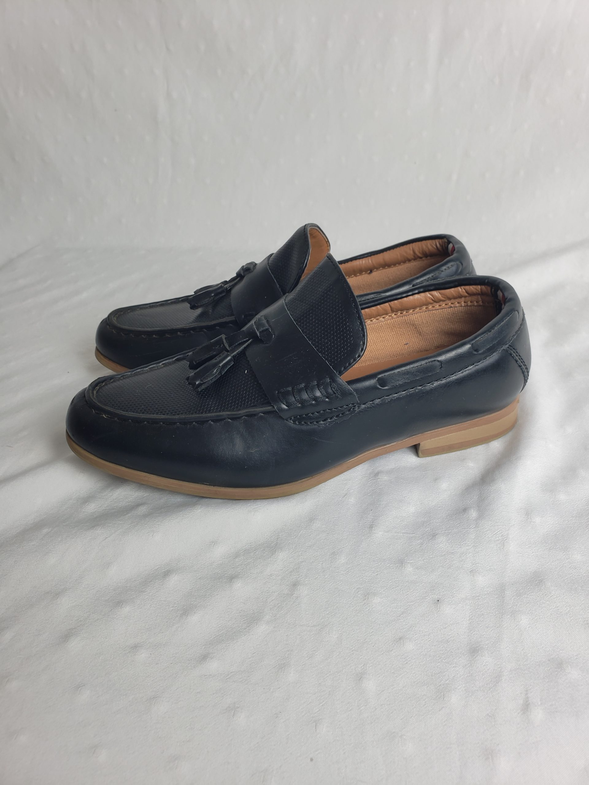 Стильні чорні лофери з китицями - елегантне взуття для модного осіннього образу 7 Стильні чорні лофери з китицями - елегантне взуття для модного осіннього образу - Зображення 7