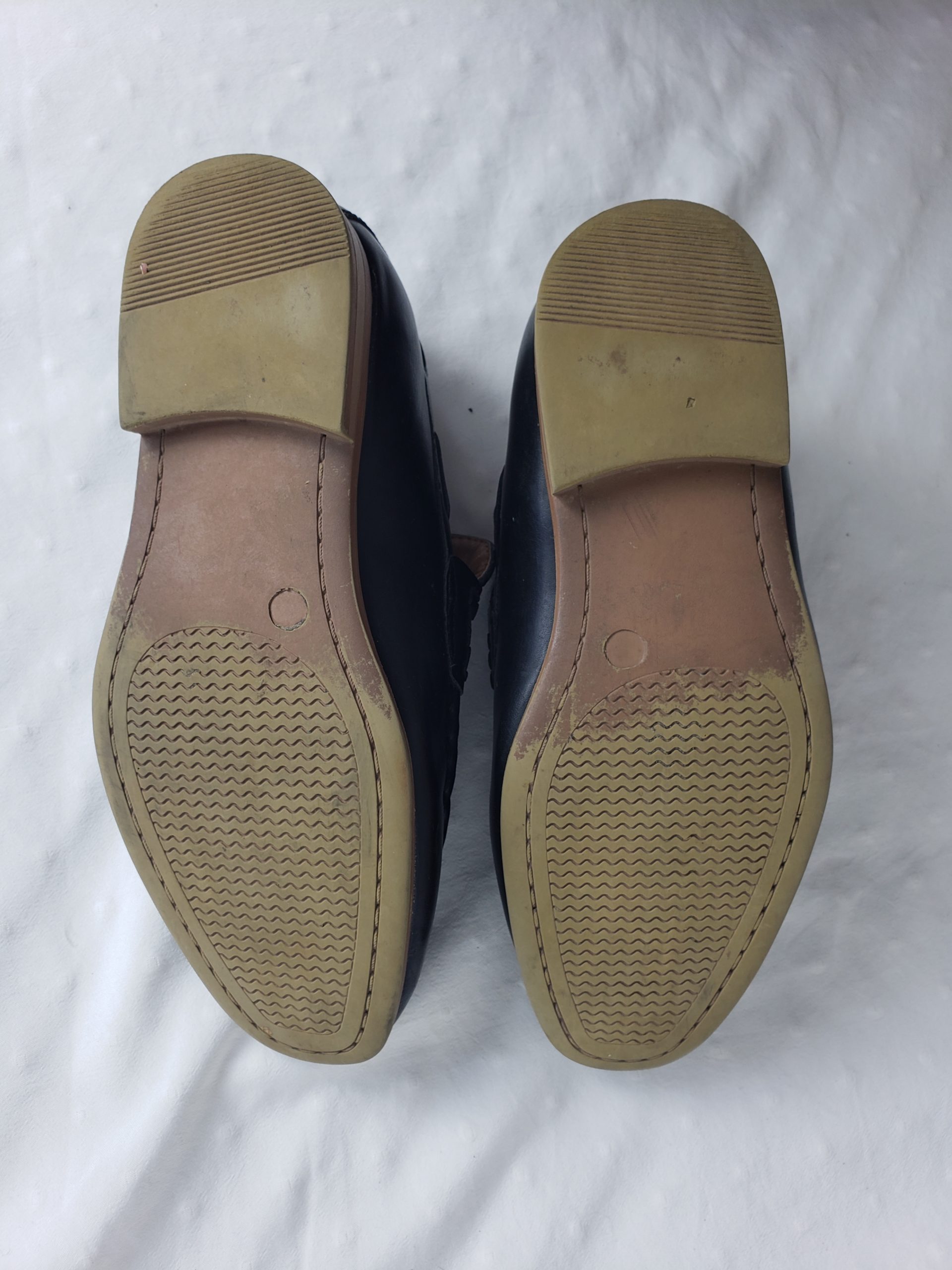 Стильні чорні лофери з китицями - елегантне взуття для модного осіннього образу 5 Стильні чорні лофери з китицями - елегантне взуття для модного осіннього образу - Зображення 5