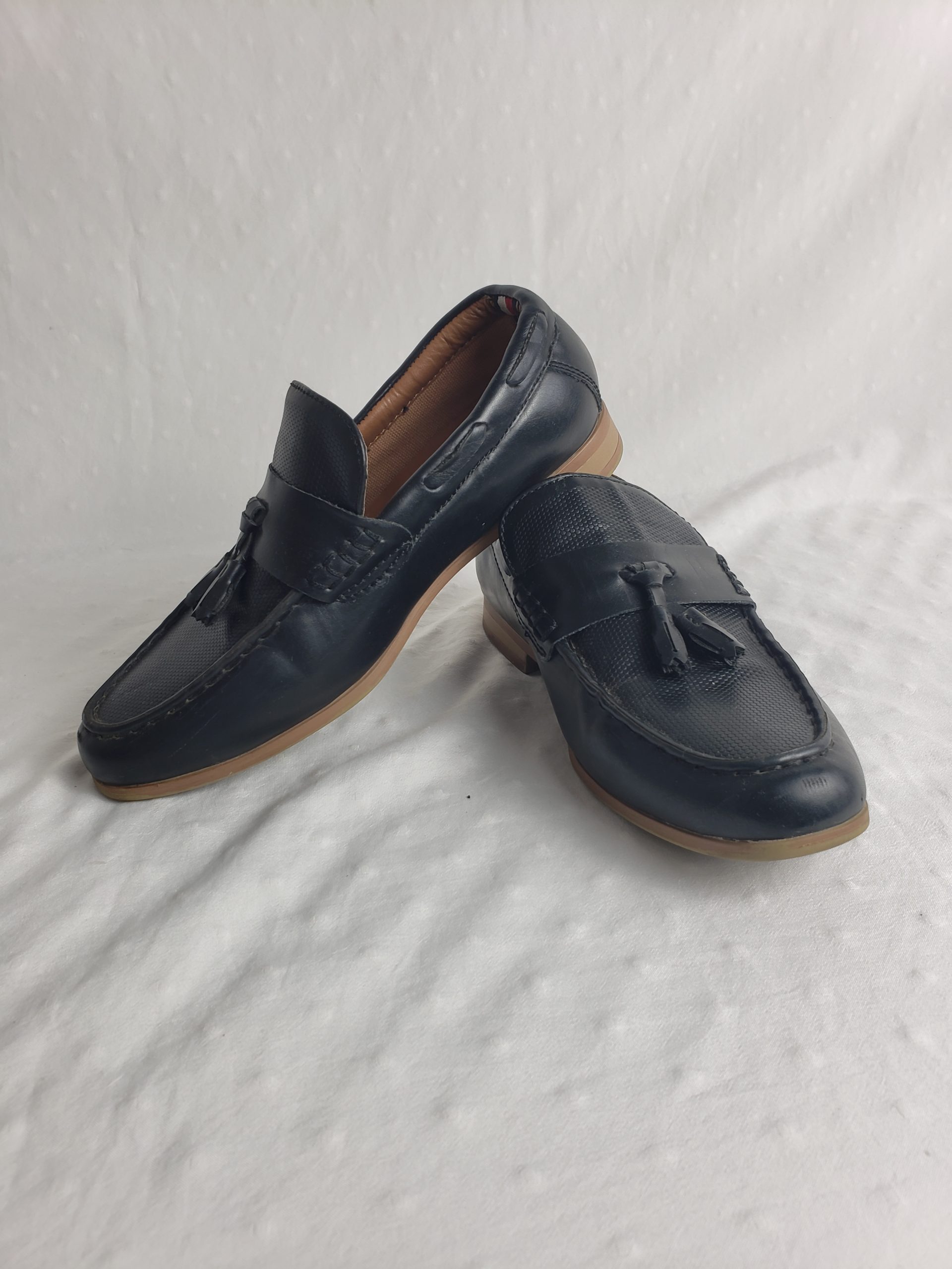 Стильні чорні лофери з китицями - елегантне взуття для модного осіннього образу 4 Стильні чорні лофери з китицями - елегантне взуття для модного осіннього образу - Зображення 4