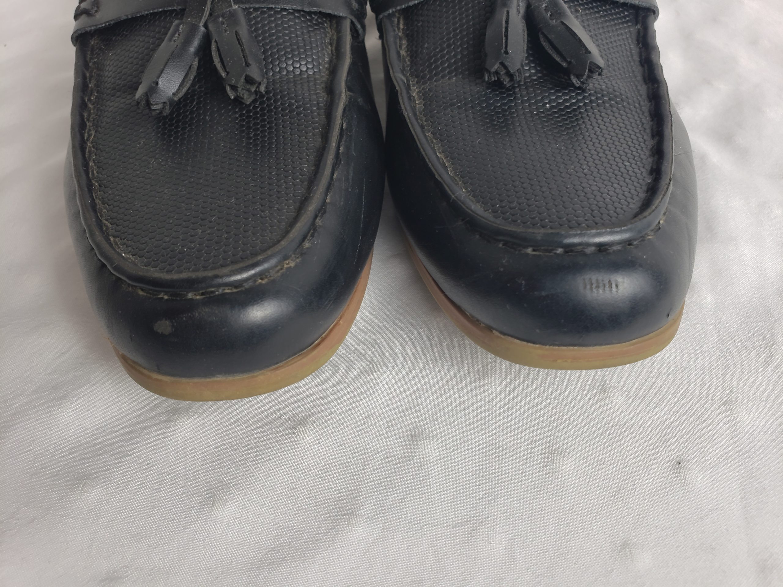 Стильні чорні лофери з китицями - елегантне взуття для модного осіннього образу 3 Стильні чорні лофери з китицями - елегантне взуття для модного осіннього образу - Зображення 3