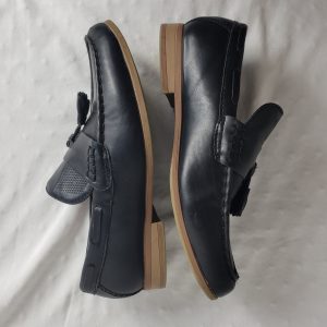 Стильні чорні лофери з китицями - елегантне взуття для модного осіннього образу