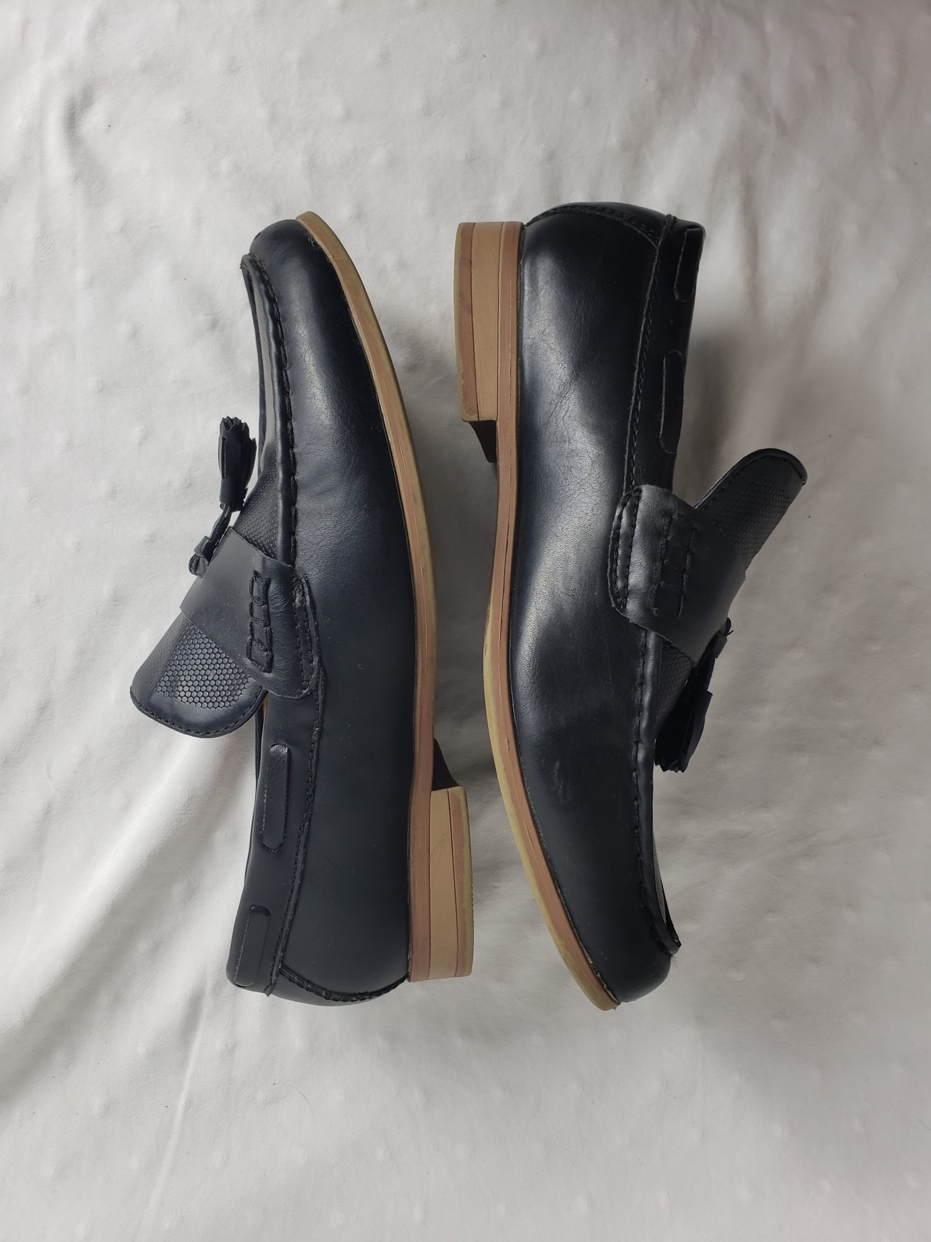 Стильні чорні лофери з китицями - елегантне взуття для модного осіннього образу 1 Стильні чорні лофери з китицями - елегантне взуття для модного осіннього образу