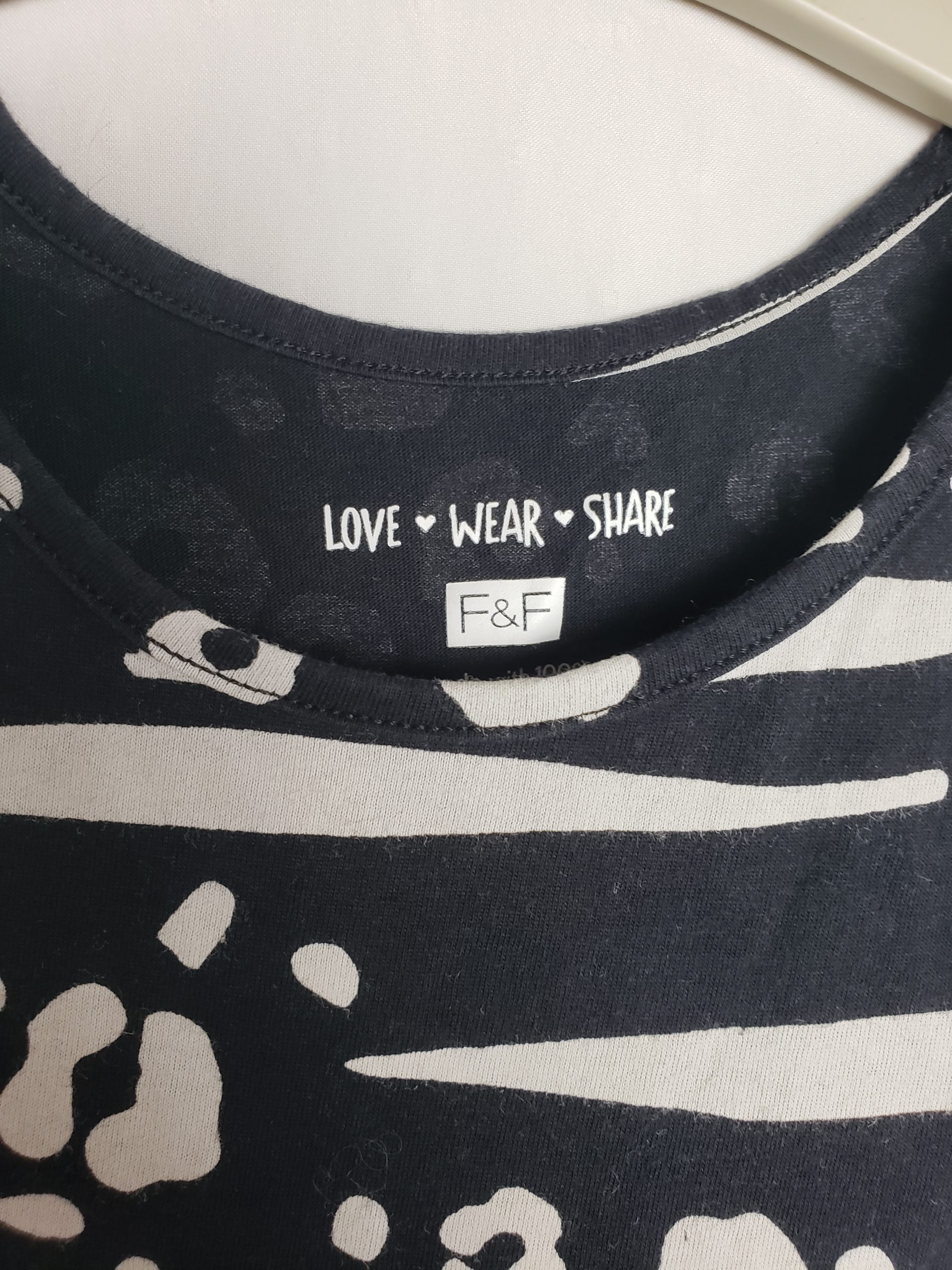 Стильна чорна сукня з принтом для дівчаток 8-9 років - модний тренд дитячої моди 5 Стильна чорна сукня з принтом для дівчаток 8-9 років - модний тренд дитячої моди - Зображення 5