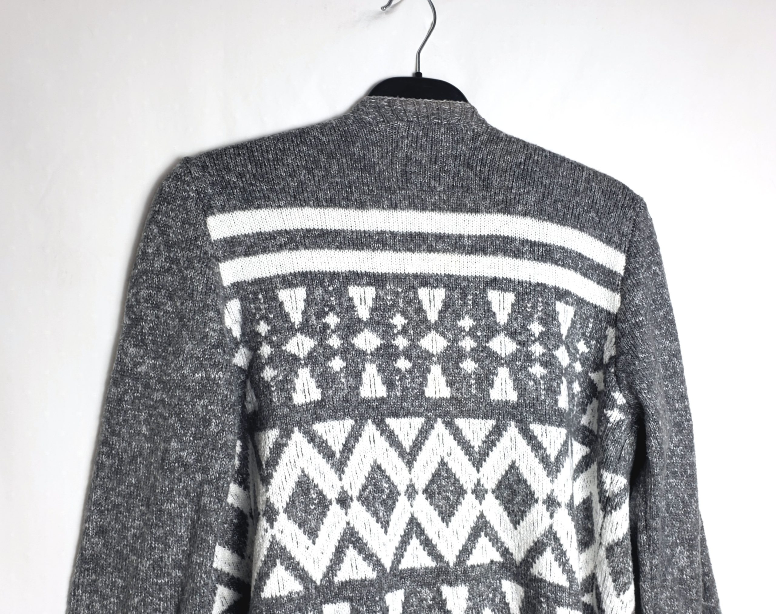Стильний сірий кардиган з етнічним принтом - ідеальний для осінньо-зимового сезону та повсякденного носіння 4 Стильний сірий кардиган з етнічним принтом - ідеальний для осінньо-зимового сезону та повсякденного носіння - Зображення 4