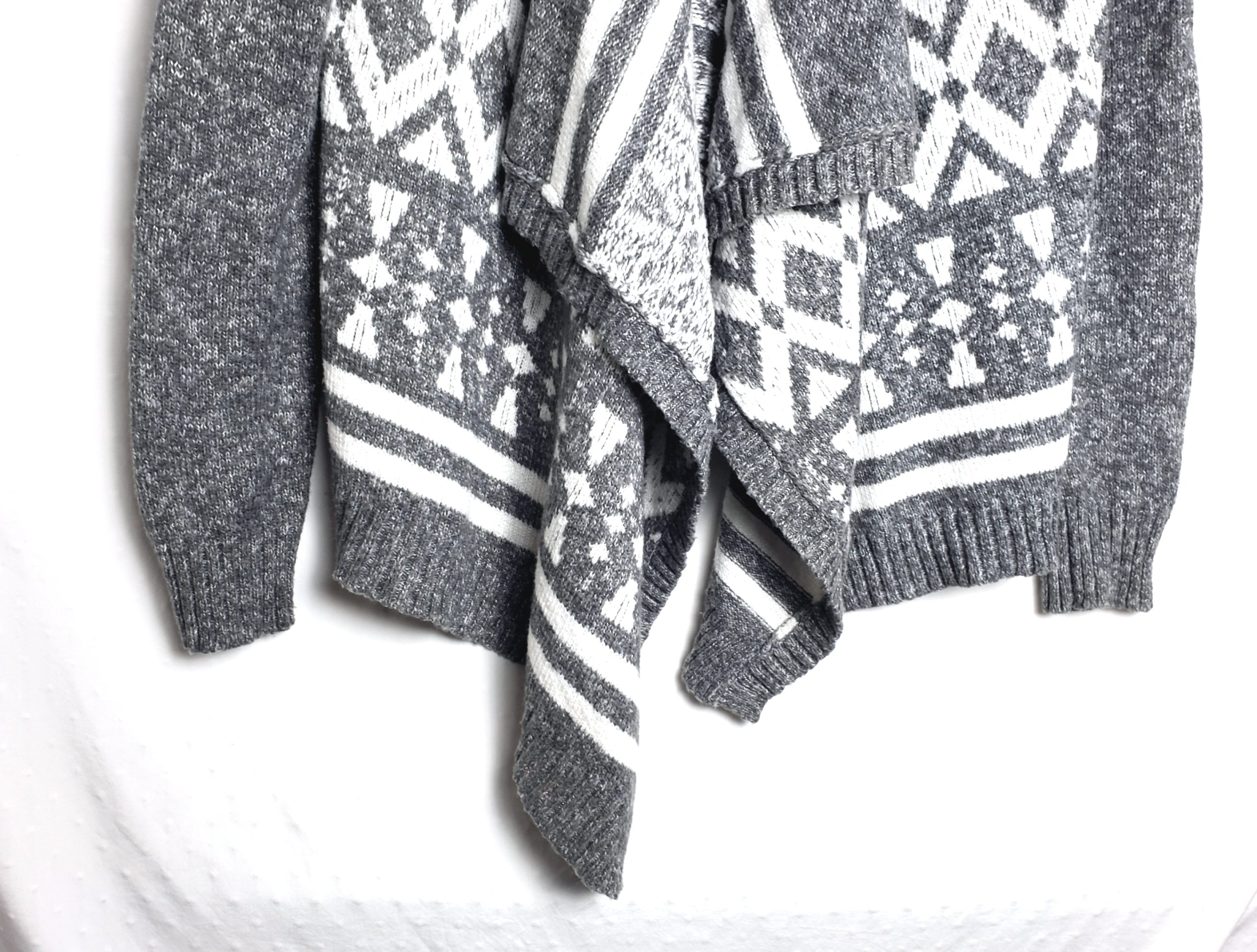 Стильний сірий кардиган з етнічним принтом - ідеальний для осінньо-зимового сезону та повсякденного носіння 7 Стильний сірий кардиган з етнічним принтом - ідеальний для осінньо-зимового сезону та повсякденного носіння - Зображення 7