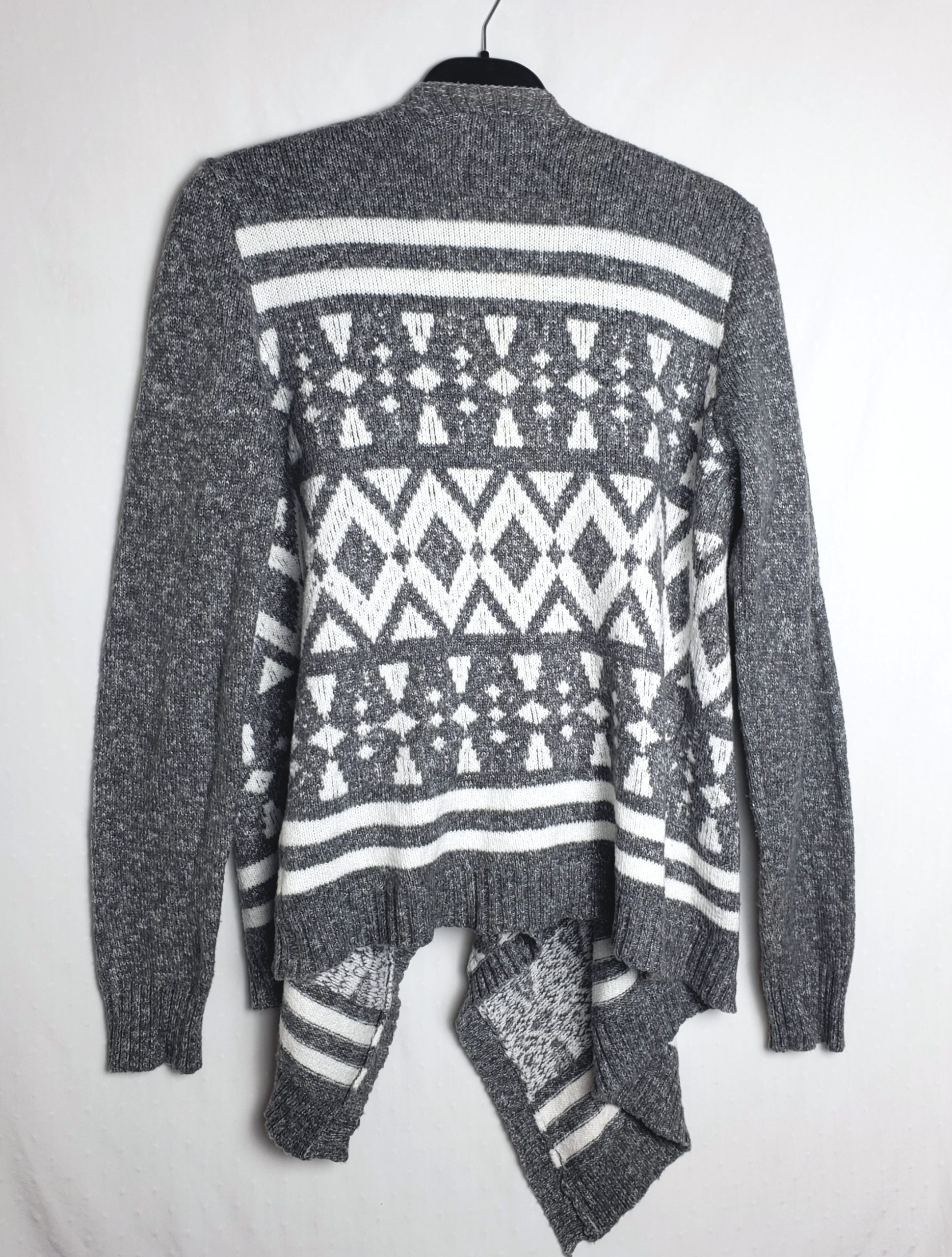 Стильний сірий кардиган з етнічним принтом - ідеальний для осінньо-зимового сезону та повсякденного носіння 3 Стильний сірий кардиган з етнічним принтом - ідеальний для осінньо-зимового сезону та повсякденного носіння - Зображення 3