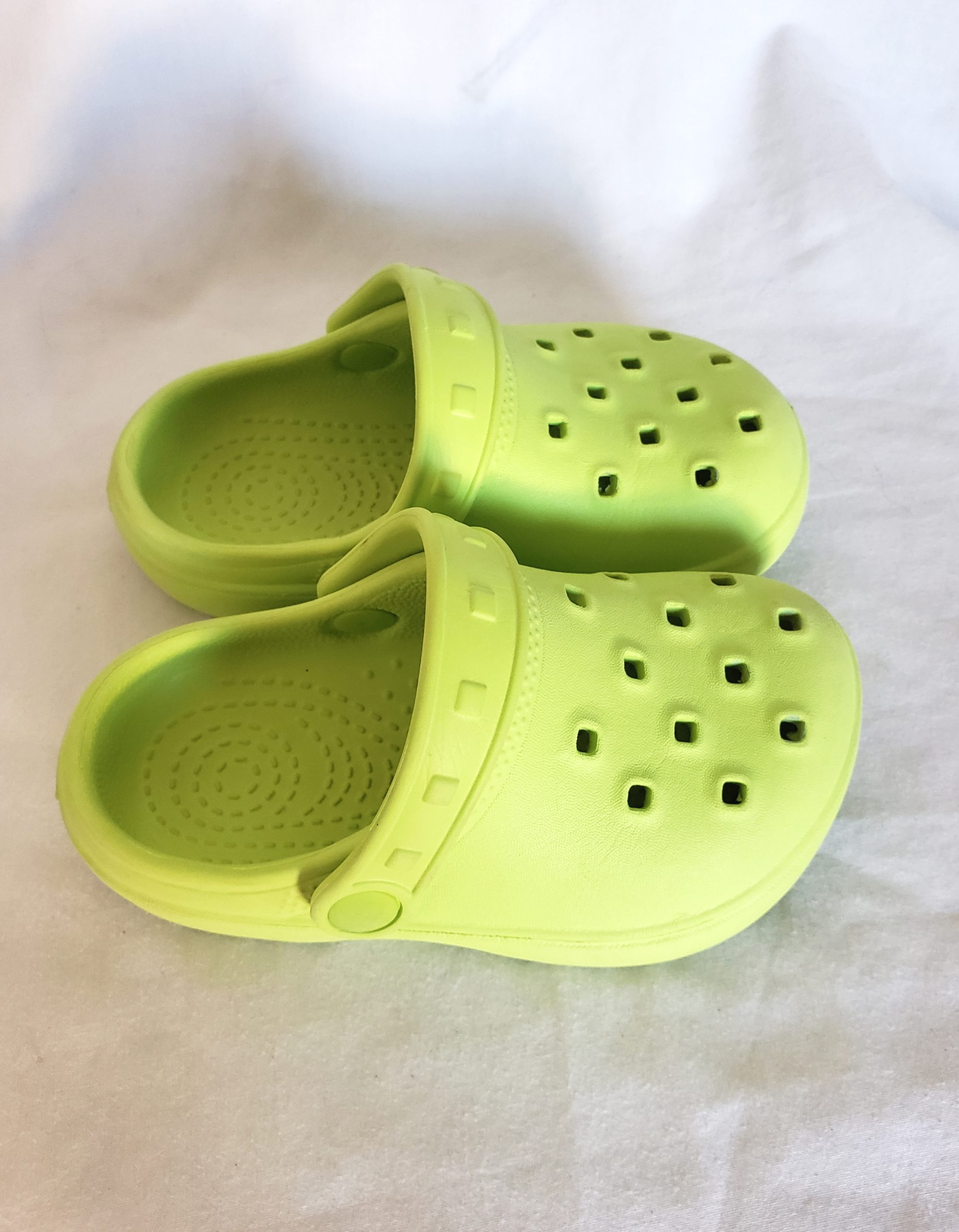 Стильні зелені дитячі сабо - модне літнє взуття розмір 24, елегантний дизайн 4 Стильні зелені дитячі сабо - модне літнє взуття розмір 24, елегантний дизайн - Зображення 4