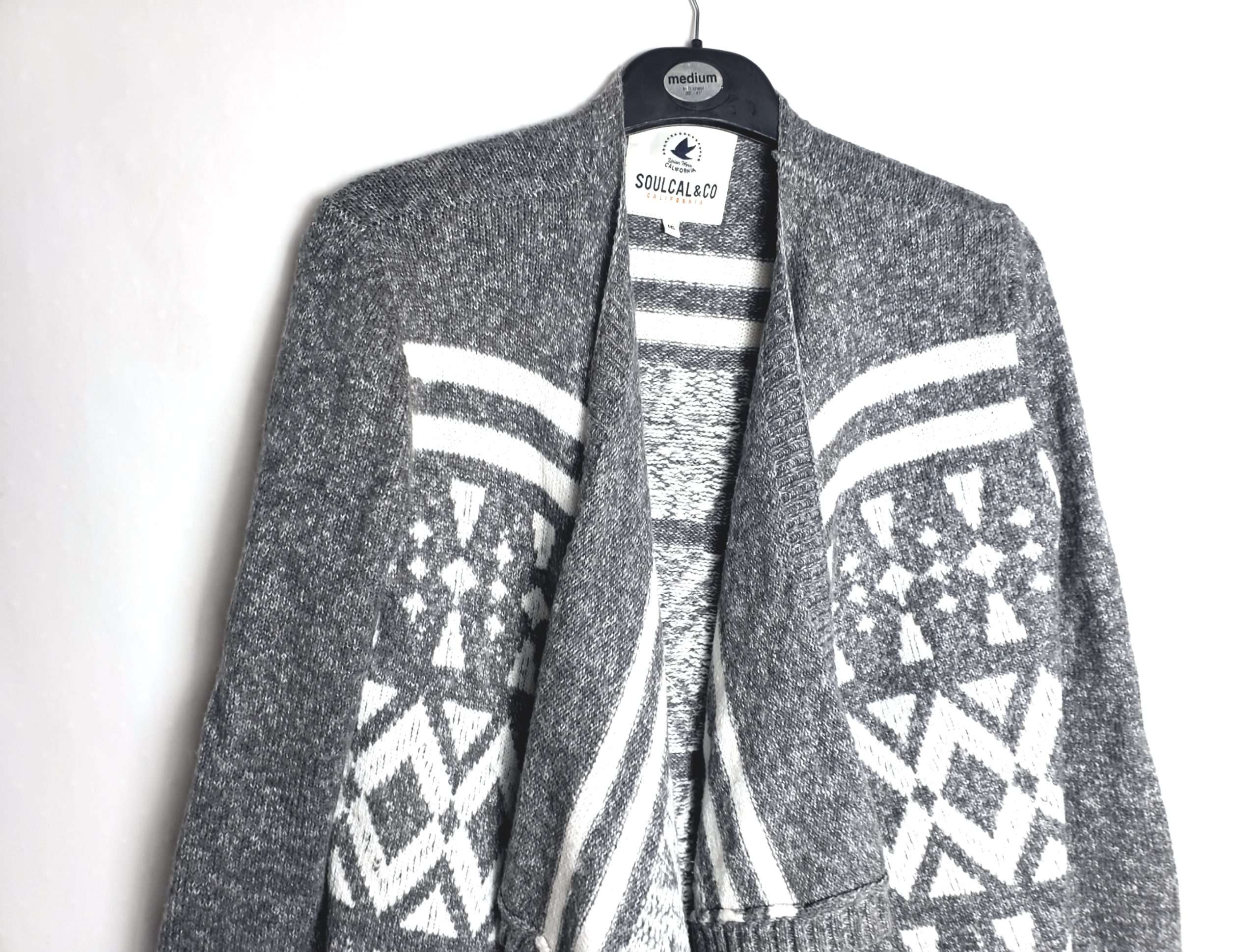 Стильний сірий кардиган з етнічним принтом - ідеальний для осінньо-зимового сезону та повсякденного носіння 6 Стильний сірий кардиган з етнічним принтом - ідеальний для осінньо-зимового сезону та повсякденного носіння - Зображення 6