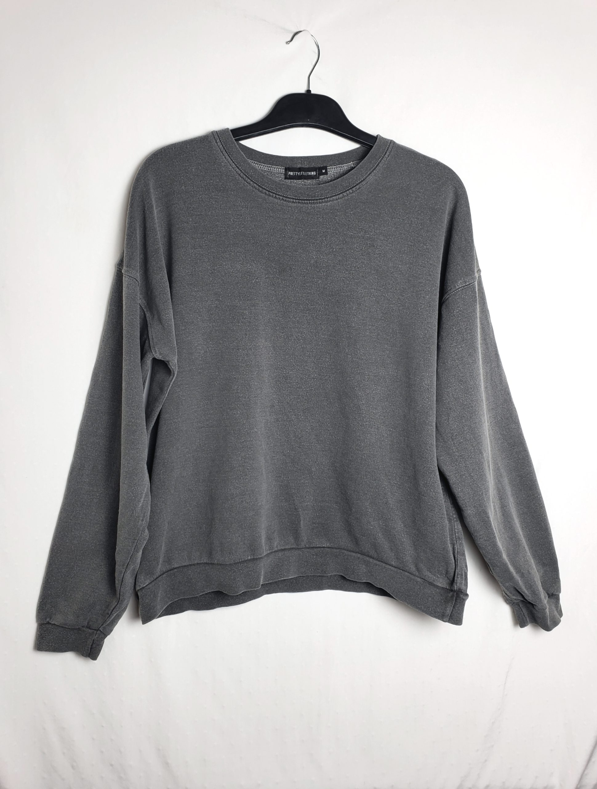 Стильний сірий світшот PrettyLittleThing - елегантний модний одяг у ідеальному стані 1 Стильний сірий світшот PrettyLittleThing - елегантний модний одяг у ідеальному стані