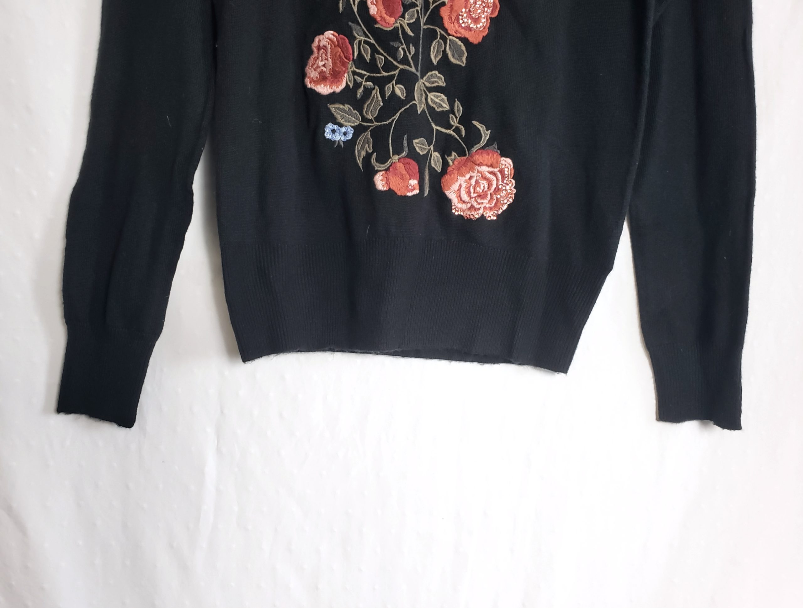 Стильний чорний светр з елегантною вишивкою троянд - модний акцент для сучасної жінки 2 Стильний чорний светр з елегантною вишивкою троянд - модний акцент для сучасної жінки - Зображення 2