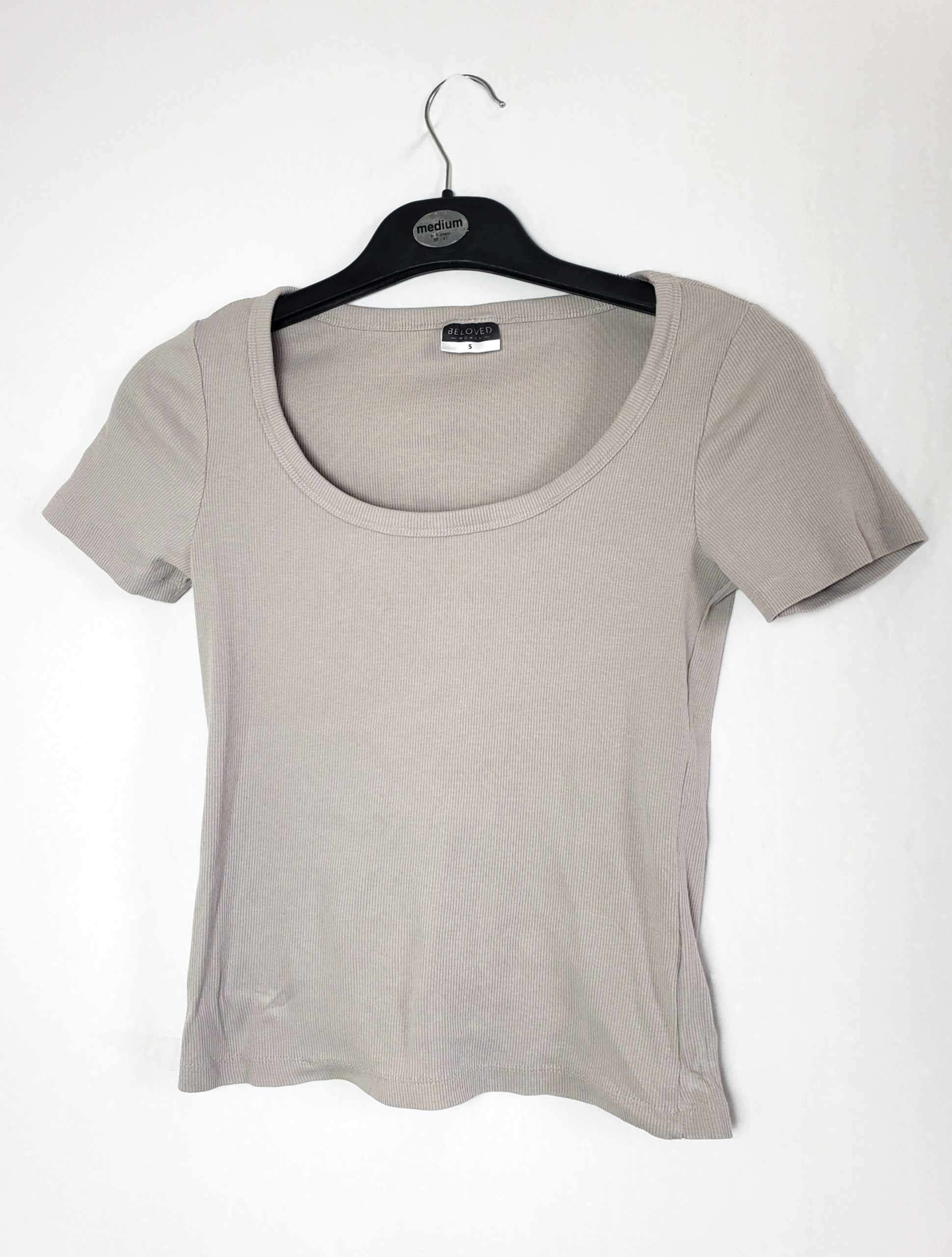 Жіноча бавовняна футболка Beloved Woman - класична футболка з коротким рукавом в ідеальному стані 1 Жіноча бавовняна футболка Beloved Woman - класична футболка з коротким рукавом в ідеальному стані