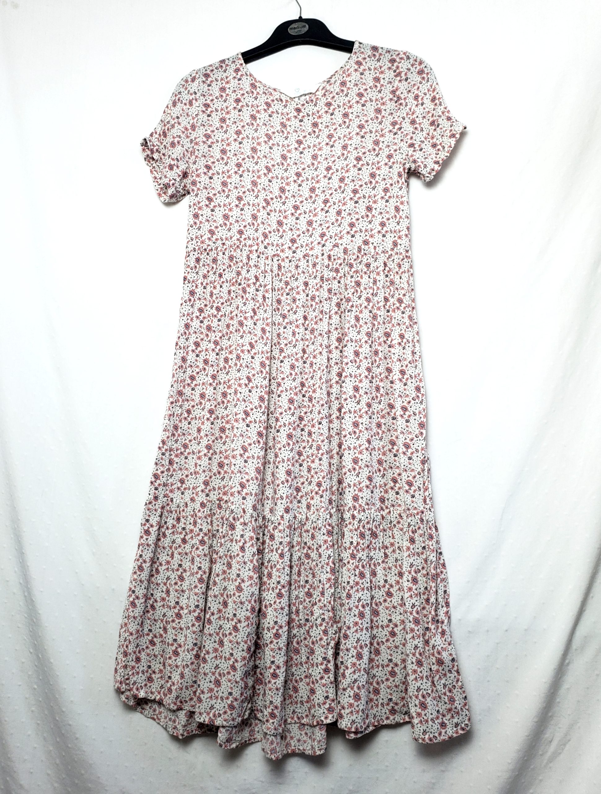 Стильна Віскозна Сукня з Квітковим Принтом - Елегантний Модний Образ 1 Стильна Віскозна Сукня з Квітковим Принтом - Елегантний Модний Образ