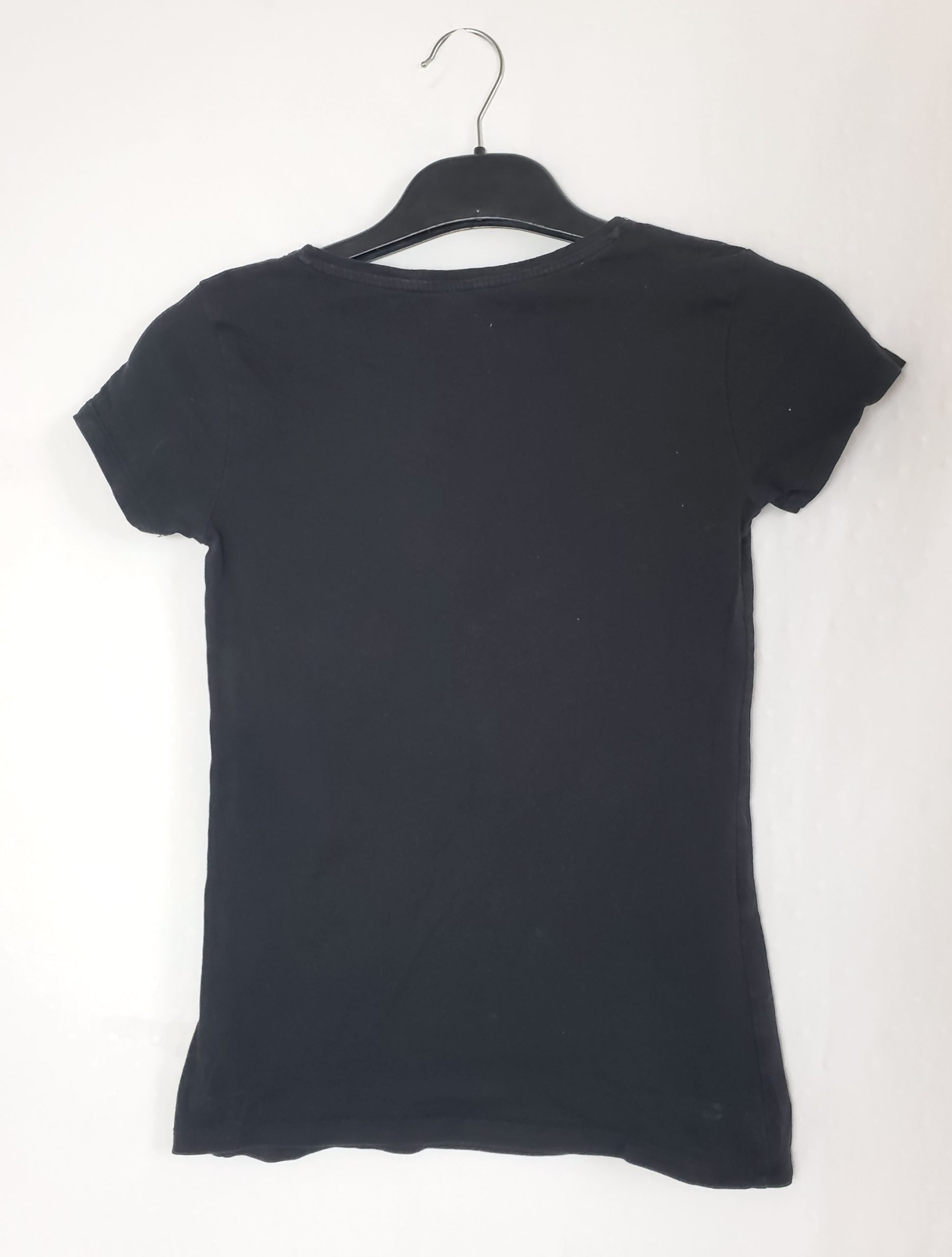 Стильна чорна футболка з V-вирізом - елегантний базовий гардероб від Primark 2 Стильна чорна футболка з V-вирізом - елегантний базовий гардероб від Primark - Зображення 2