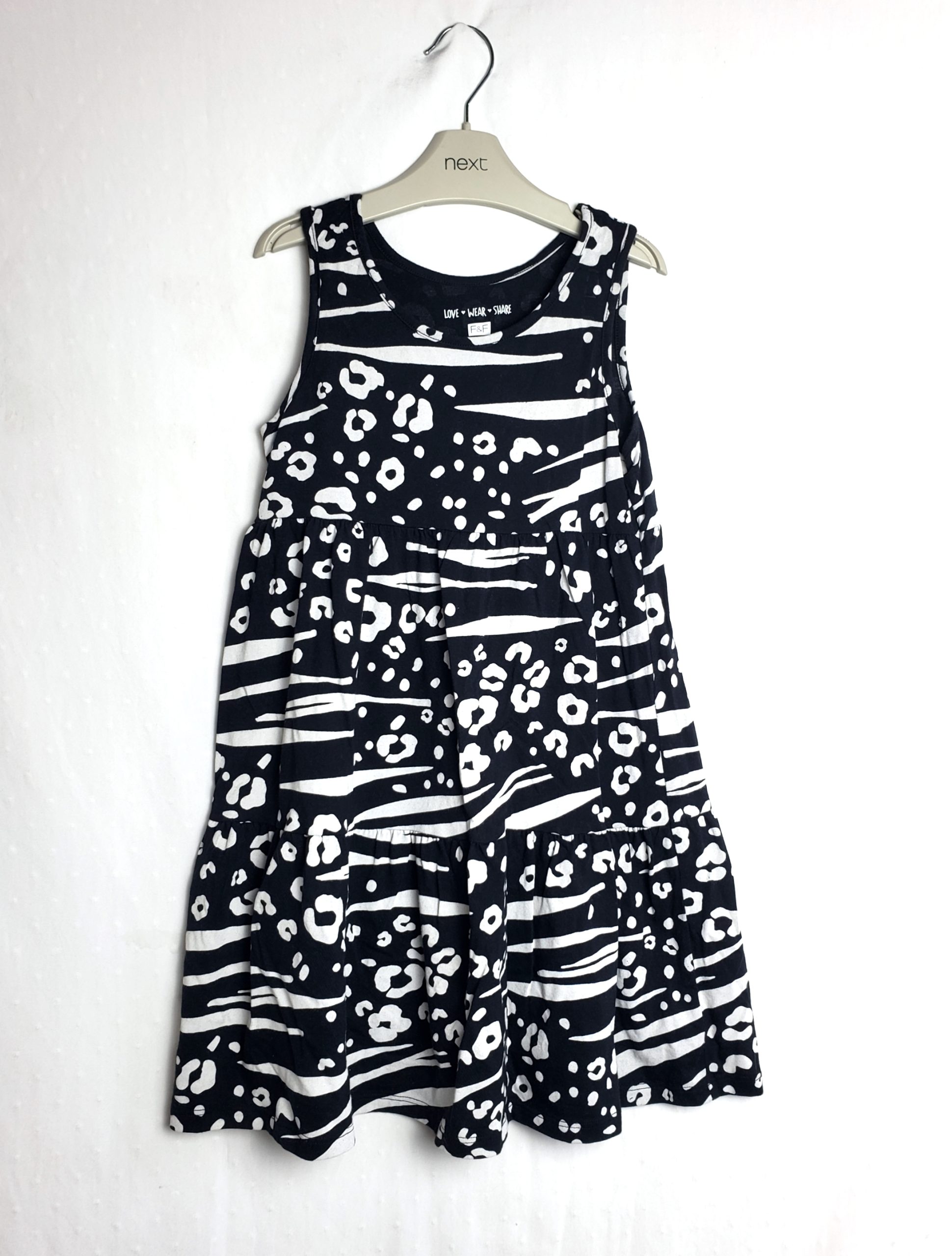 Стильна чорна сукня з принтом для дівчаток 8-9 років - модний тренд дитячої моди 1 Стильна чорна сукня з принтом для дівчаток 8-9 років - модний тренд дитячої моди