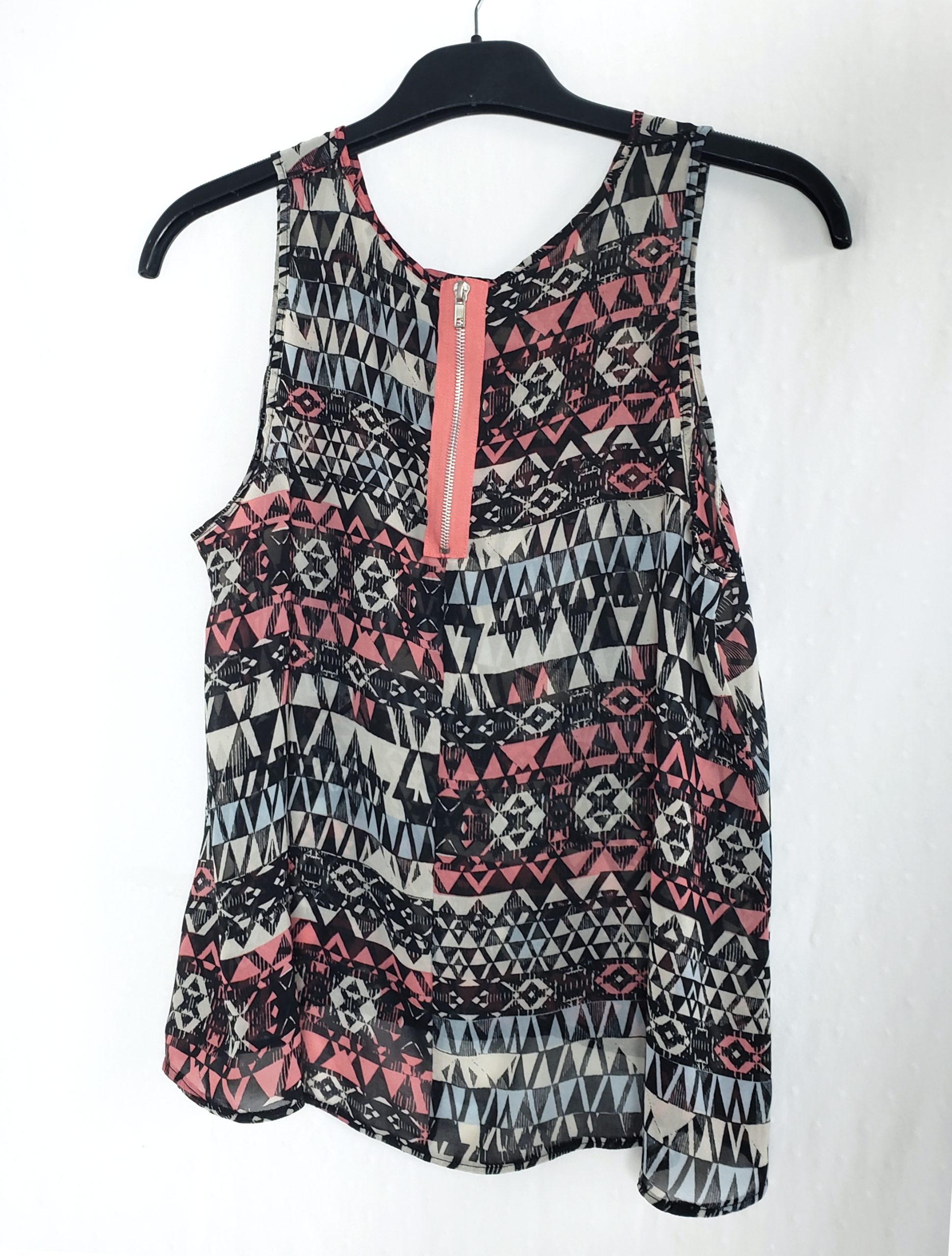 Жіноча блузка Atmosphere з геометричним принтом - вживаний одяг у ідеальному стані 4 Жіноча блузка Atmosphere з геометричним принтом - вживаний одяг у ідеальному стані - Зображення 4