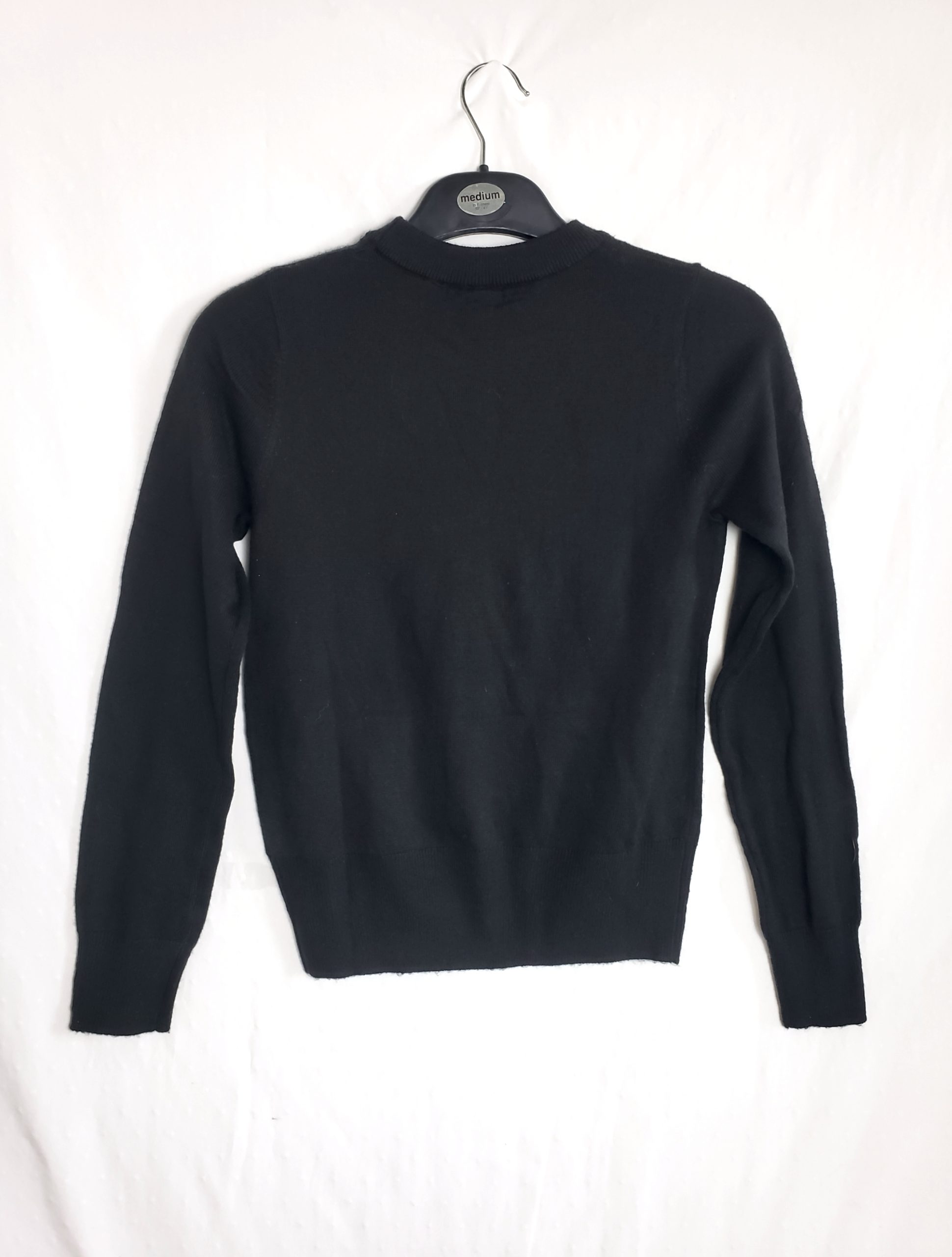 Стильний чорний светр з елегантною вишивкою троянд - модний акцент для сучасної жінки 4 Стильний чорний светр з елегантною вишивкою троянд - модний акцент для сучасної жінки - Зображення 4