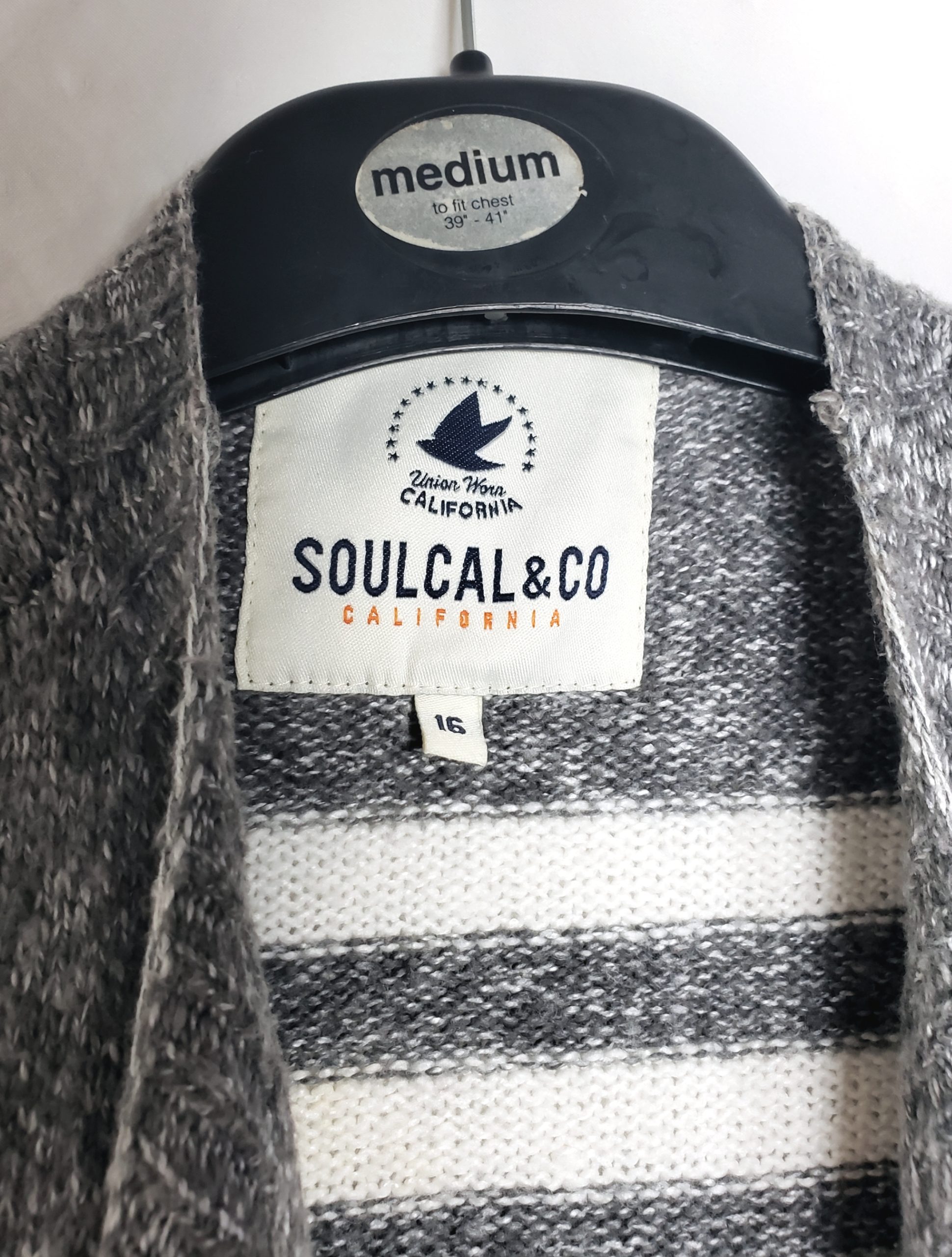 Стильний сірий кардиган з етнічним принтом - ідеальний для осінньо-зимового сезону та повсякденного носіння 2 Стильний сірий кардиган з етнічним принтом - ідеальний для осінньо-зимового сезону та повсякденного носіння - Зображення 2