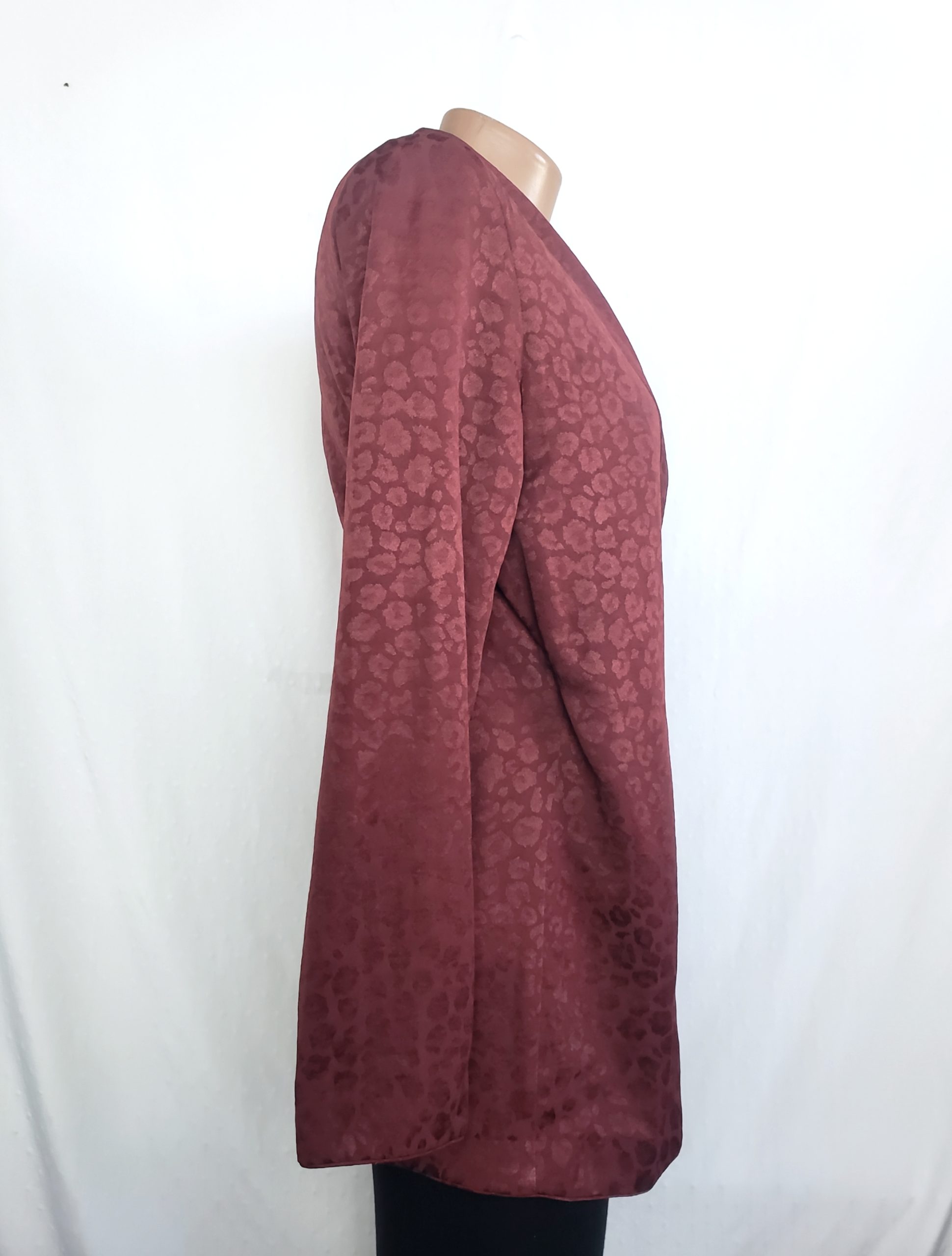 Стильний бордовий кардиган з принтом - елегантна віскозна накидка для модного образу 4 Стильний бордовий кардиган з принтом - елегантна віскозна накидка для модного образу - Зображення 4