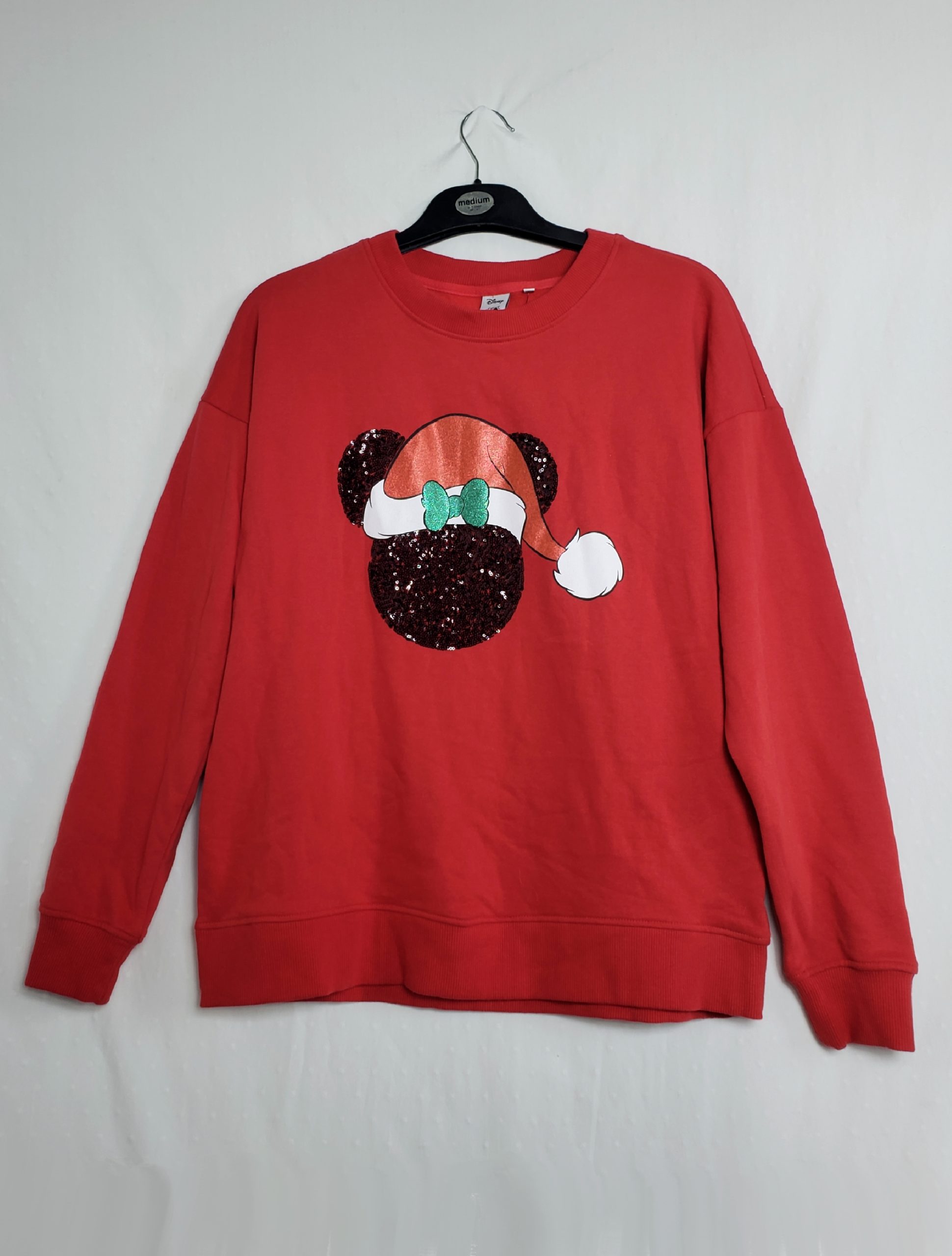 Стильний червоний светшот Disney з вишивкою - модний новорічний одяг для елегантного образу 1 Стильний червоний светшот Disney з вишивкою - модний новорічний одяг для елегантного образу