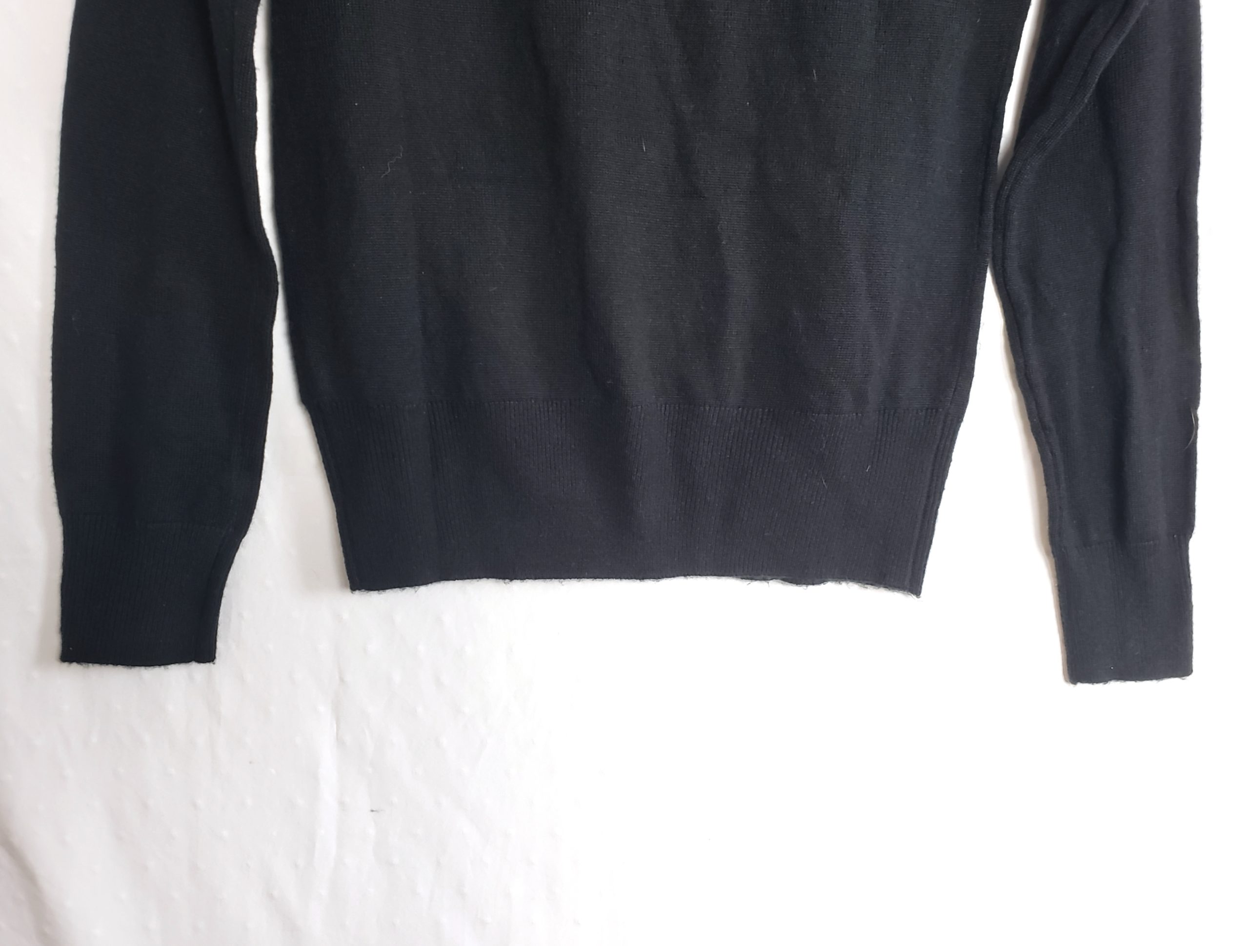 Стильний чорний светр з елегантною вишивкою троянд - модний акцент для сучасної жінки 6 Стильний чорний светр з елегантною вишивкою троянд - модний акцент для сучасної жінки - Зображення 6