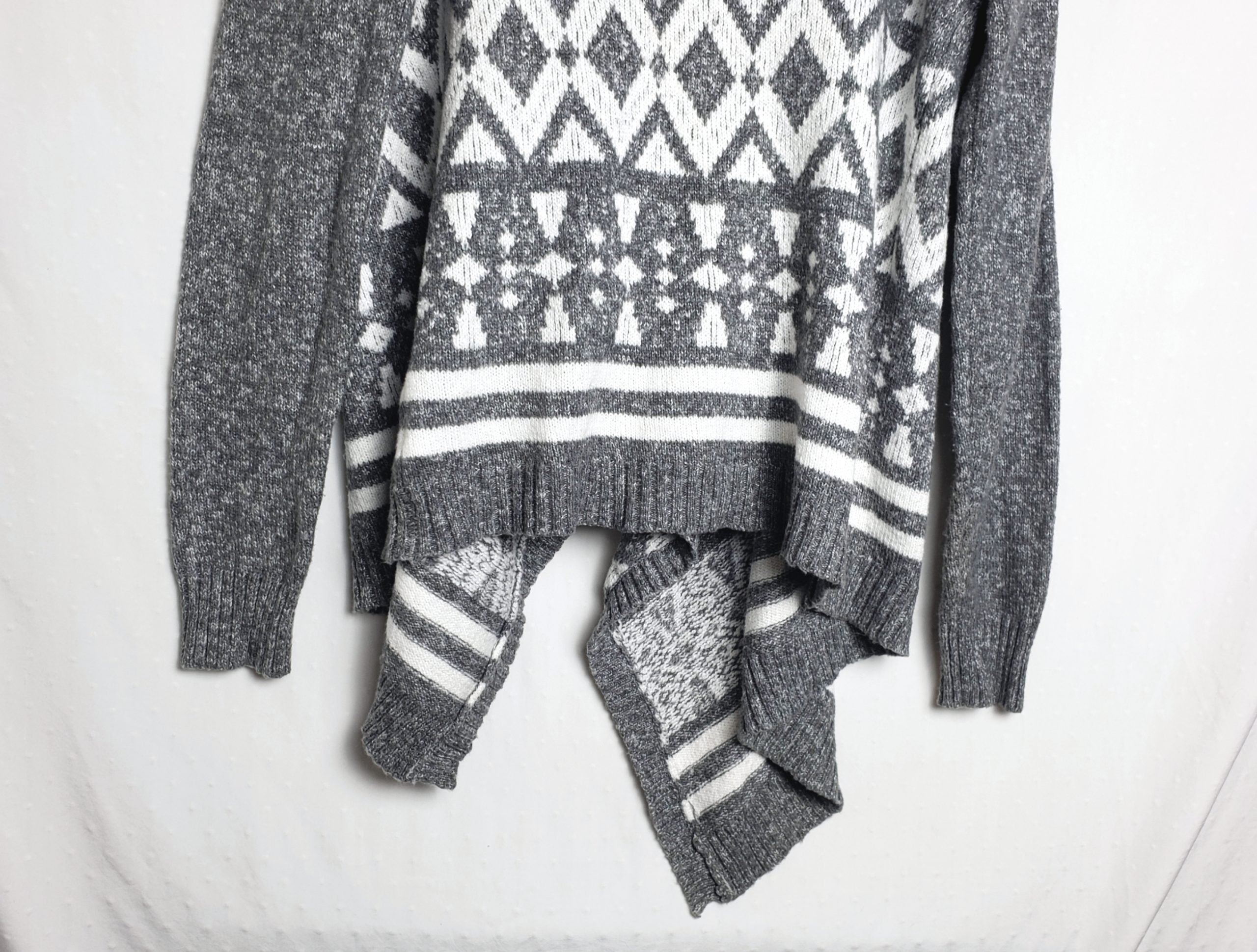 Стильний сірий кардиган з етнічним принтом - ідеальний для осінньо-зимового сезону та повсякденного носіння 5 Стильний сірий кардиган з етнічним принтом - ідеальний для осінньо-зимового сезону та повсякденного носіння - Зображення 5