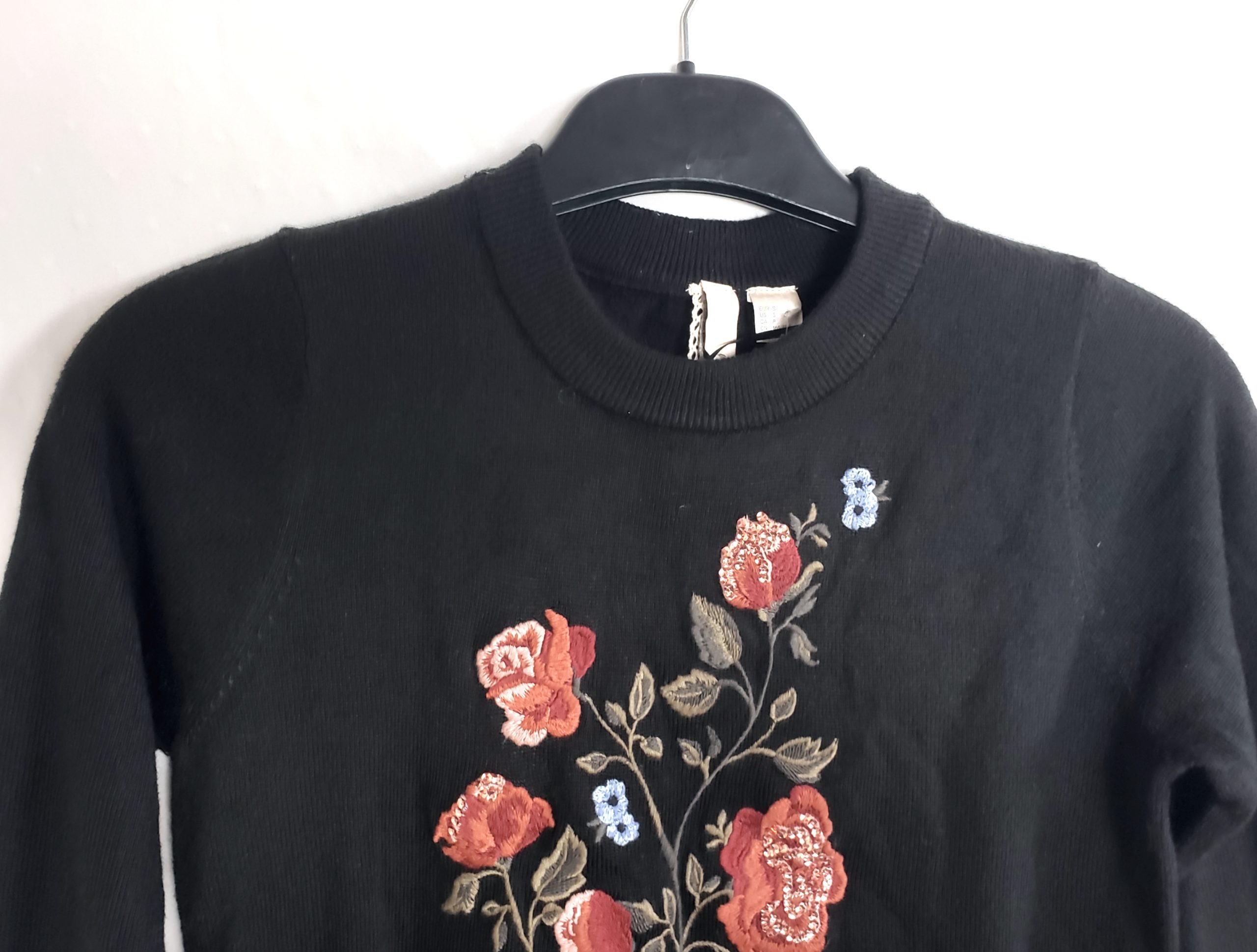 Стильний чорний светр з елегантною вишивкою троянд - модний акцент для сучасної жінки 3 Стильний чорний светр з елегантною вишивкою троянд - модний акцент для сучасної жінки - Зображення 3