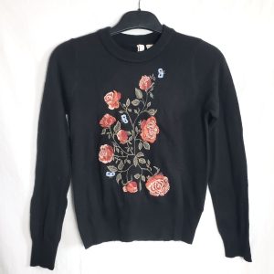 Стильний чорний светр з елегантною вишивкою троянд - модний акцент для сучасної жінки
