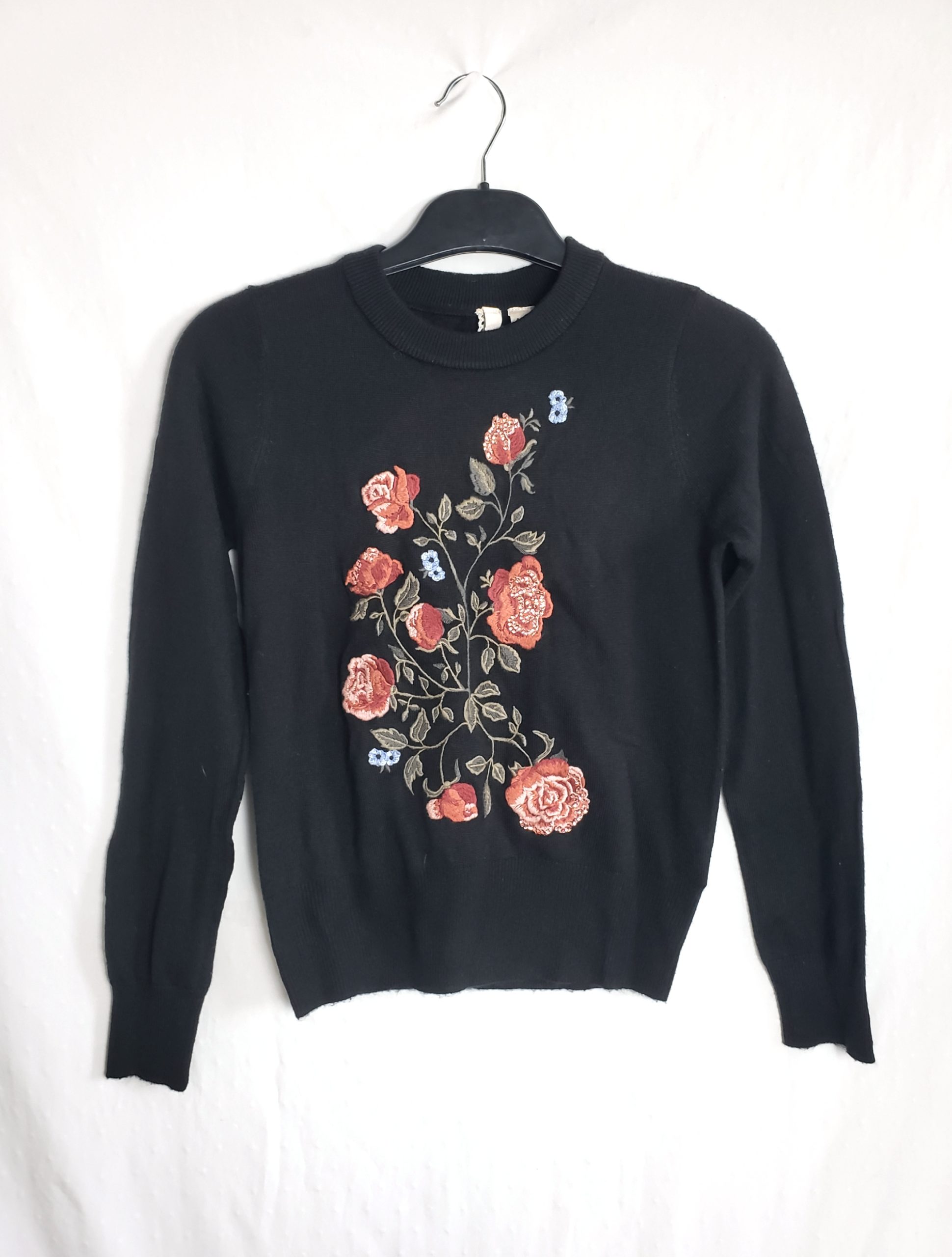 Стильний чорний светр з елегантною вишивкою троянд - модний акцент для сучасної жінки 1 Стильний чорний светр з елегантною вишивкою троянд - модний акцент для сучасної жінки
