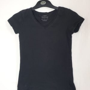 Стильна чорна футболка з V-вирізом - елегантний базовий гардероб від Primark