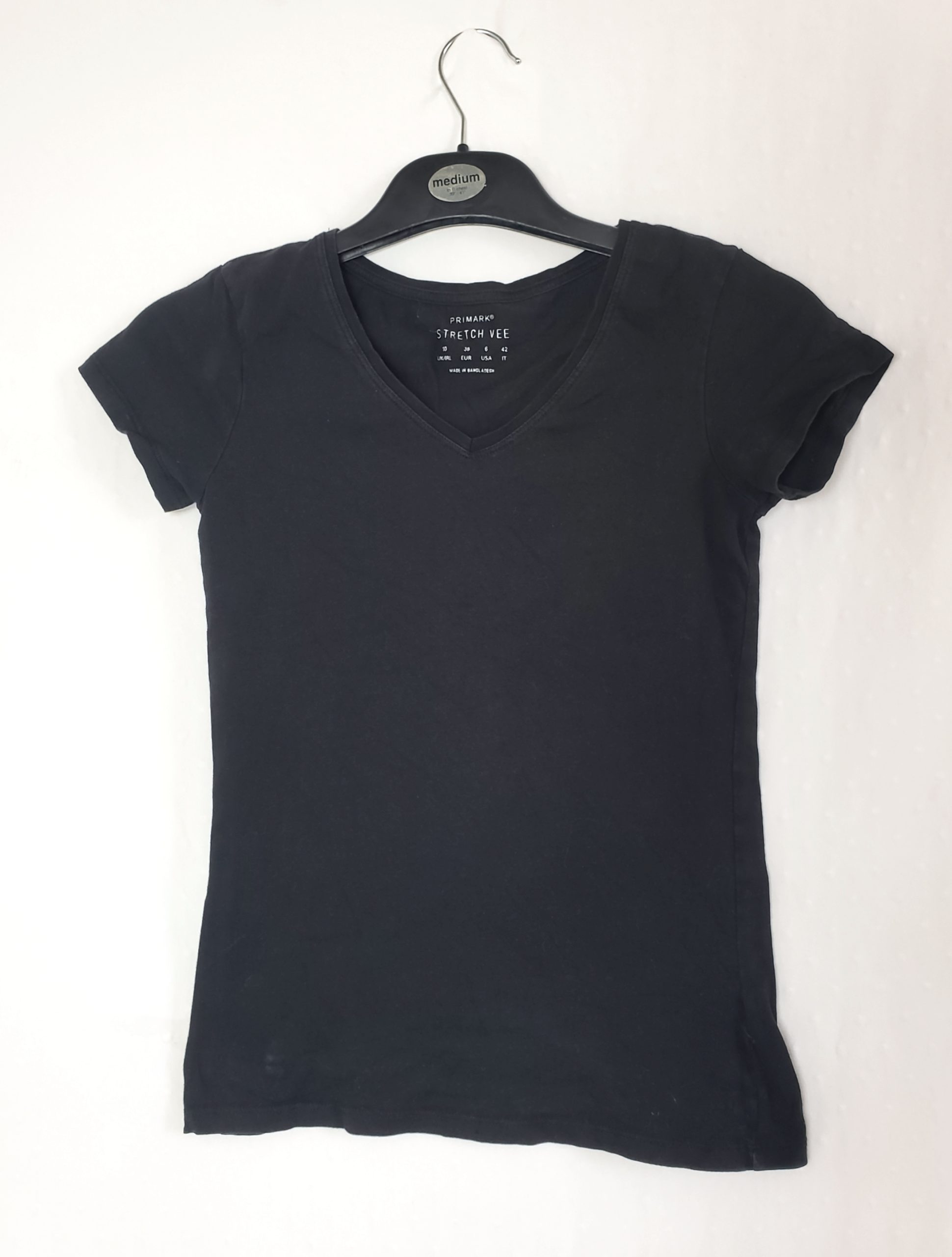 Стильна чорна футболка з V-вирізом - елегантний базовий гардероб від Primark 1 Стильна чорна футболка з V-вирізом - елегантний базовий гардероб від Primark