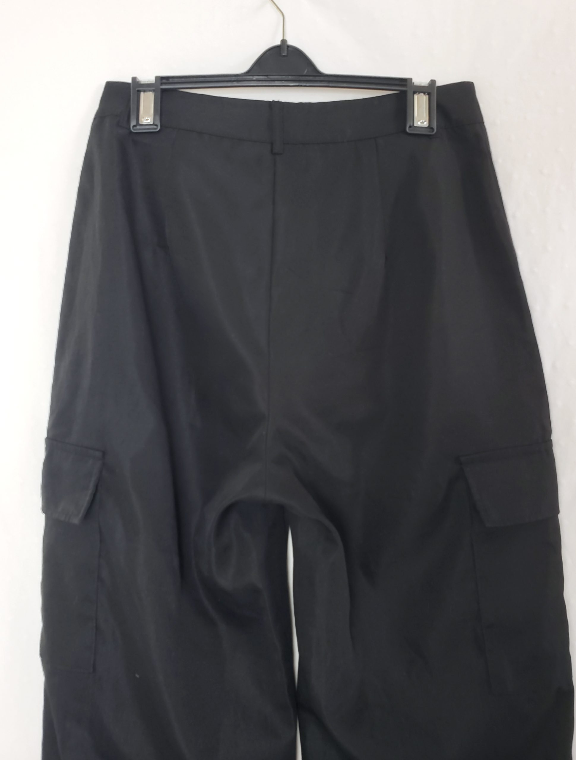 Чорні карго штани SHEIN - стильні брюки для повсякденного носіння та офісу 4 Чорні карго штани SHEIN - стильні брюки для повсякденного носіння та офісу - Зображення 4